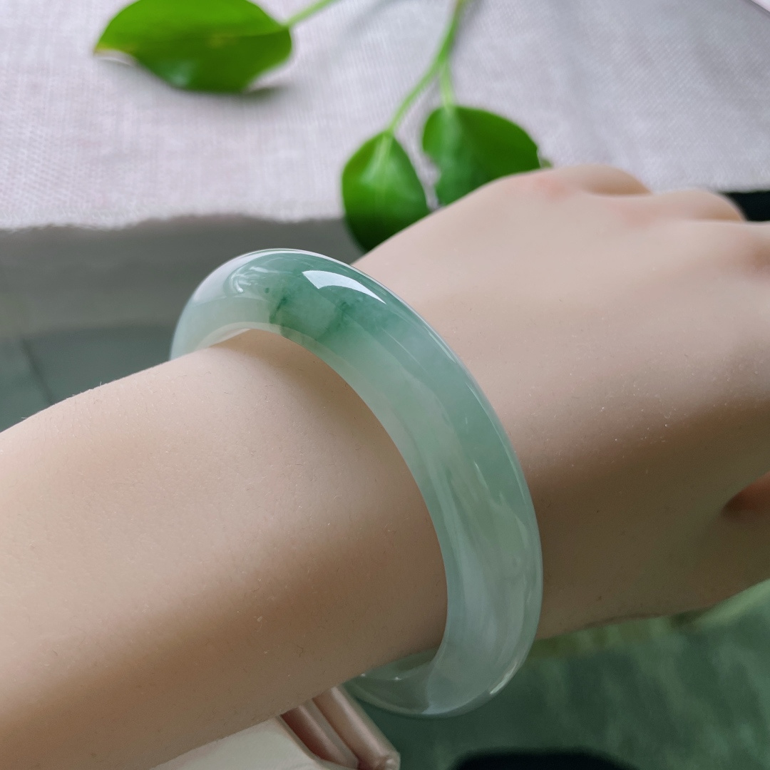 53.5/11.7/8.9，飘花正圈，水润细腻，种老，一抹飘花，清逸入玉，静雅自成风骨。，ss49753a