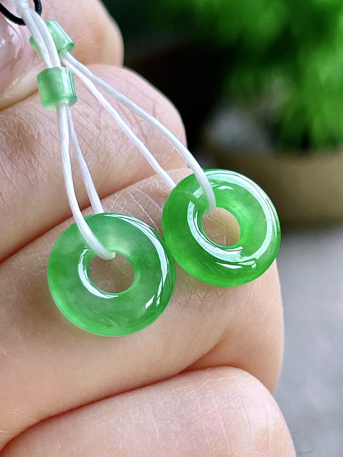 【裸石】高冰甜阳绿甜甜圈一对
【说明】缅料 性价比高  
【尺寸】11.4-2.9