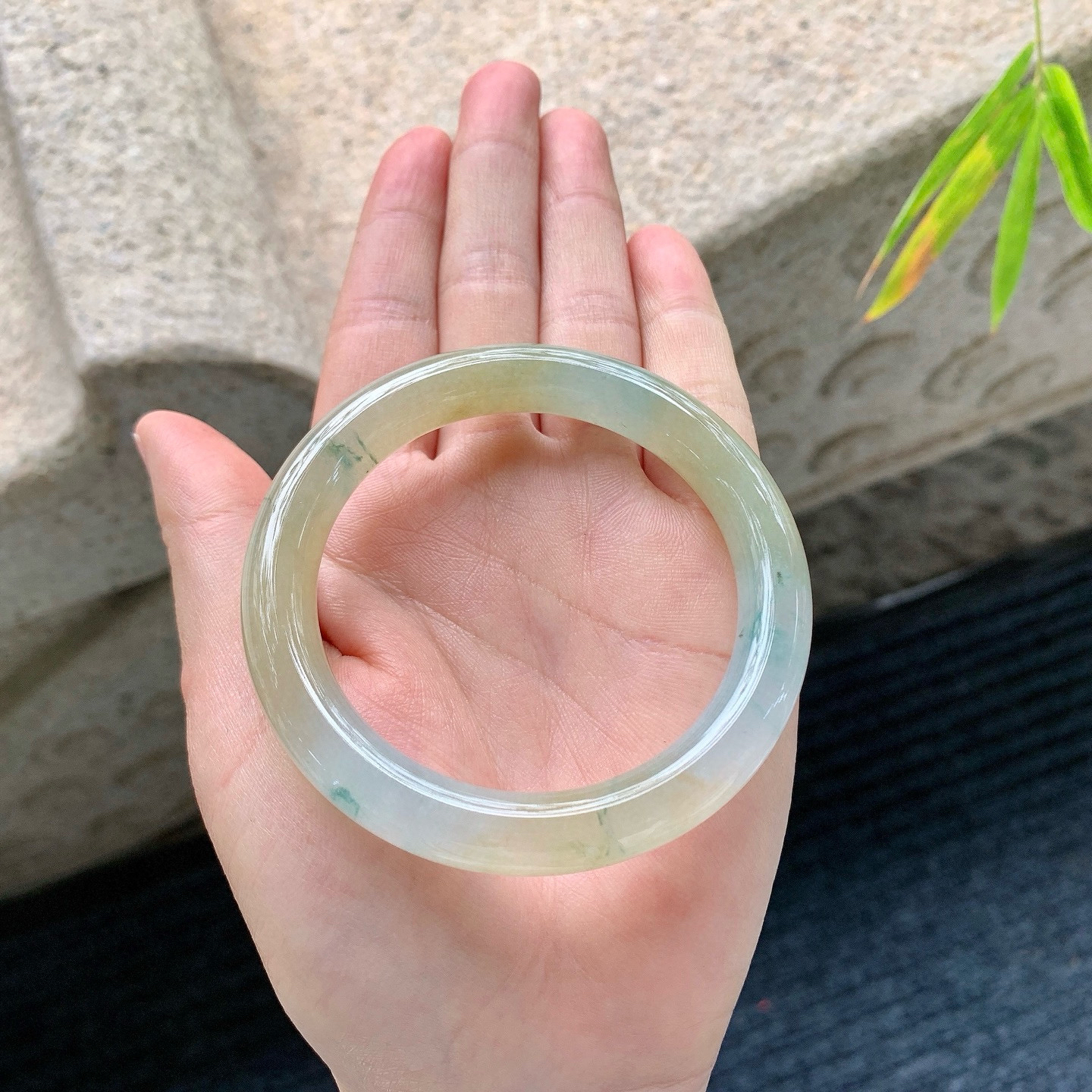 圆条52 53
【圈口】53.9/10.1/9
【描述】冰黄翡飘花，清透，水润，种老，细腻，无纹裂！