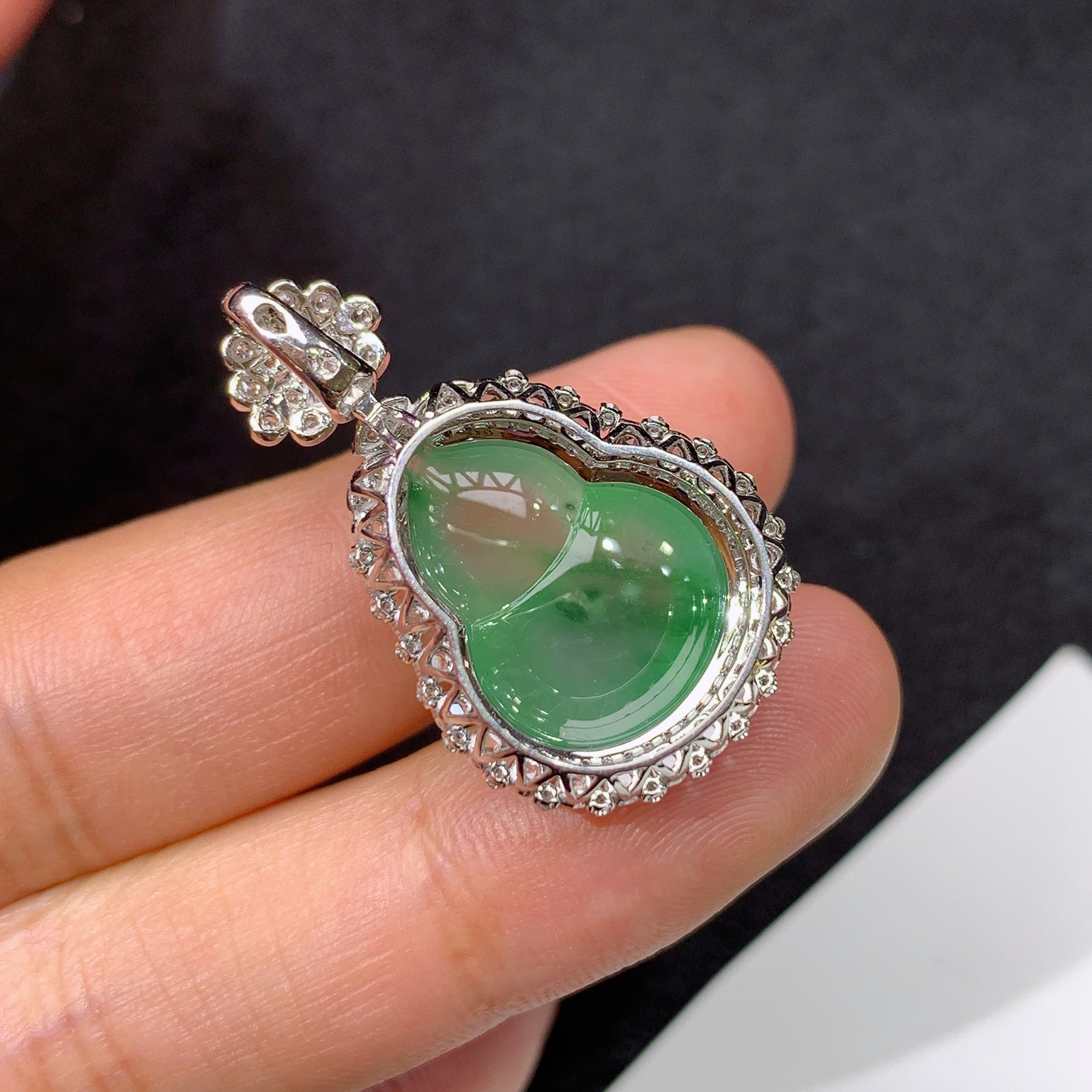 冰飘花葫芦吊坠，18k金镶嵌，冰润饱满，玉质细腻，种水足，Li 尺寸29.8*17.9*11.9