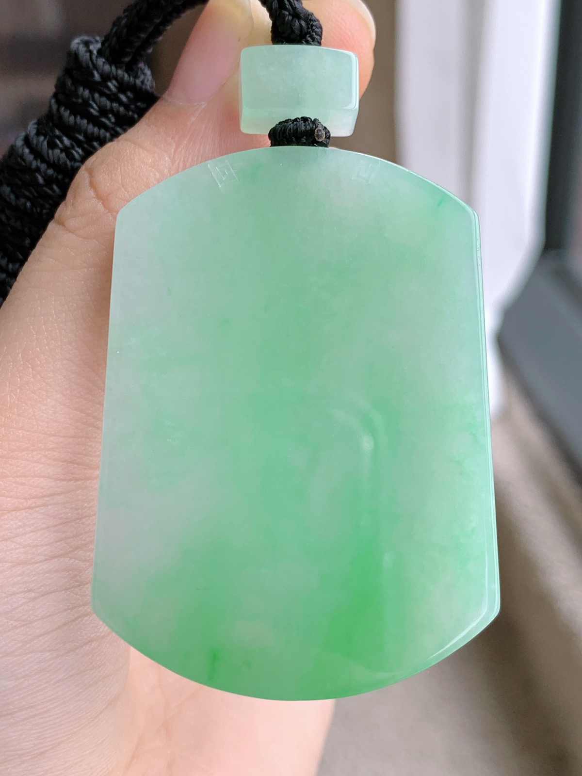 【裸石】冰飘绿花无事牌吊坠  
【说明】缅料 性价比高  
【尺寸】53.6-39.4-5.6