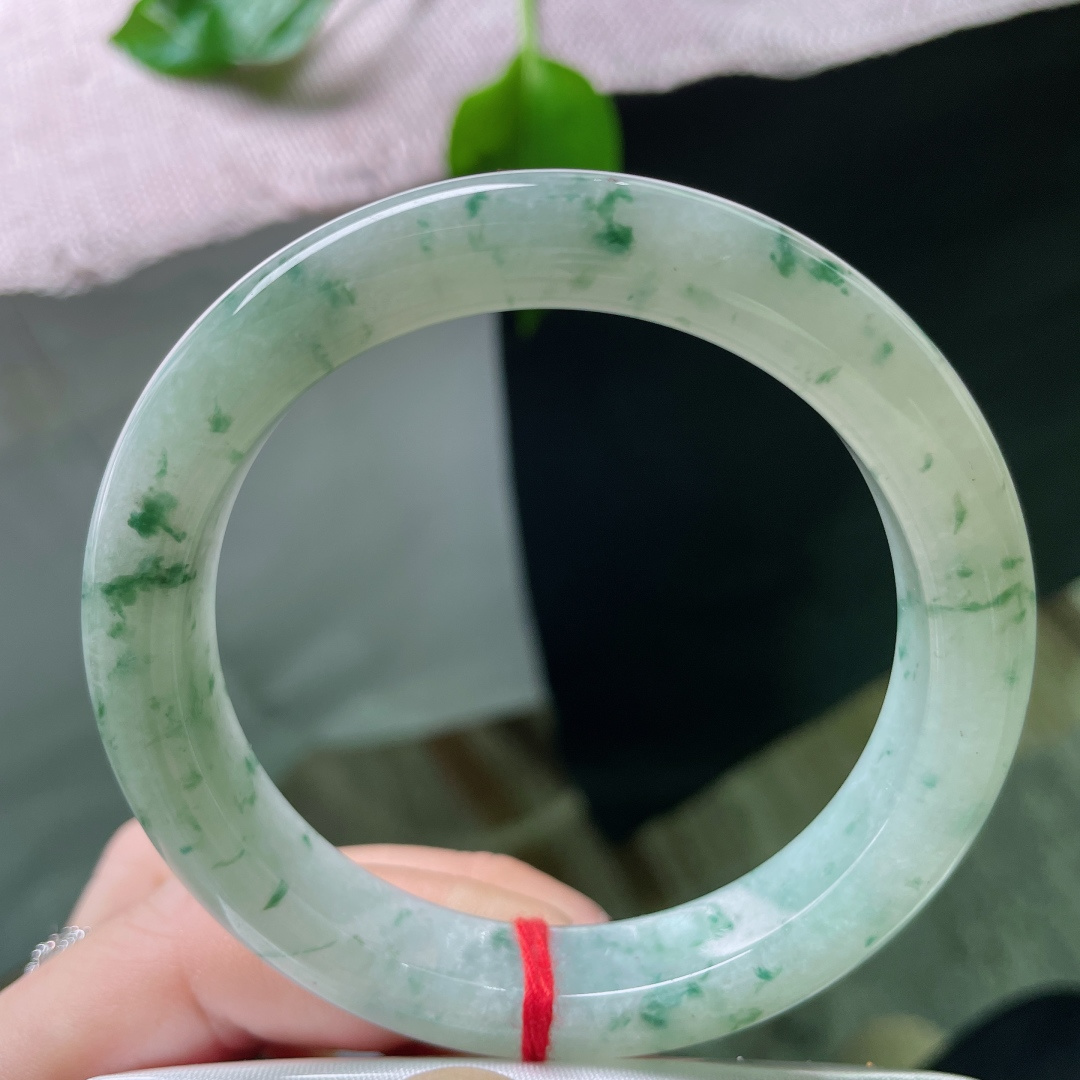 56.9/11.8/8.7，飘花正圈，水润细腻，种老，腕间藏山河，一镯醉流光。，ss50039a