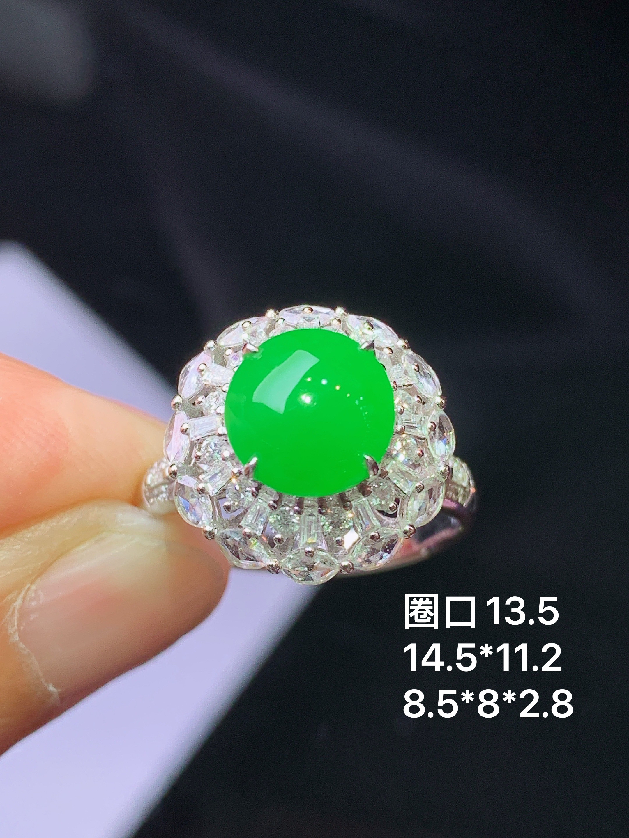 18k金钻镶嵌满绿蛋面戒指 玉质细腻 色泽艳丽清新 水润亮眼 圈口13.5 整体尺寸14.5*11.2t1