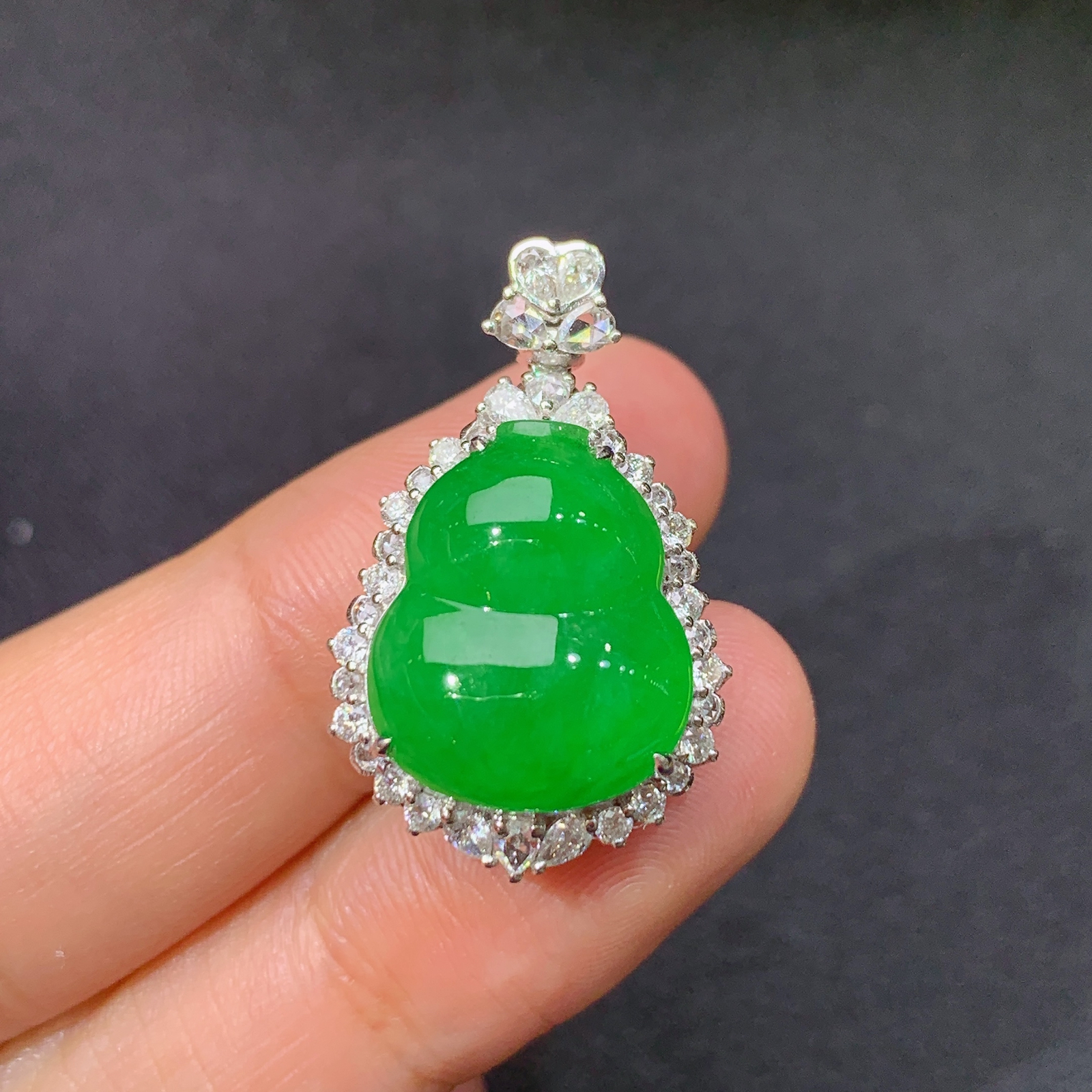 阳绿葫芦吊坠，18k金镶嵌，冰润色阳，玉质细腻，种水足，Xy 尺寸26.7*16.6*11.7