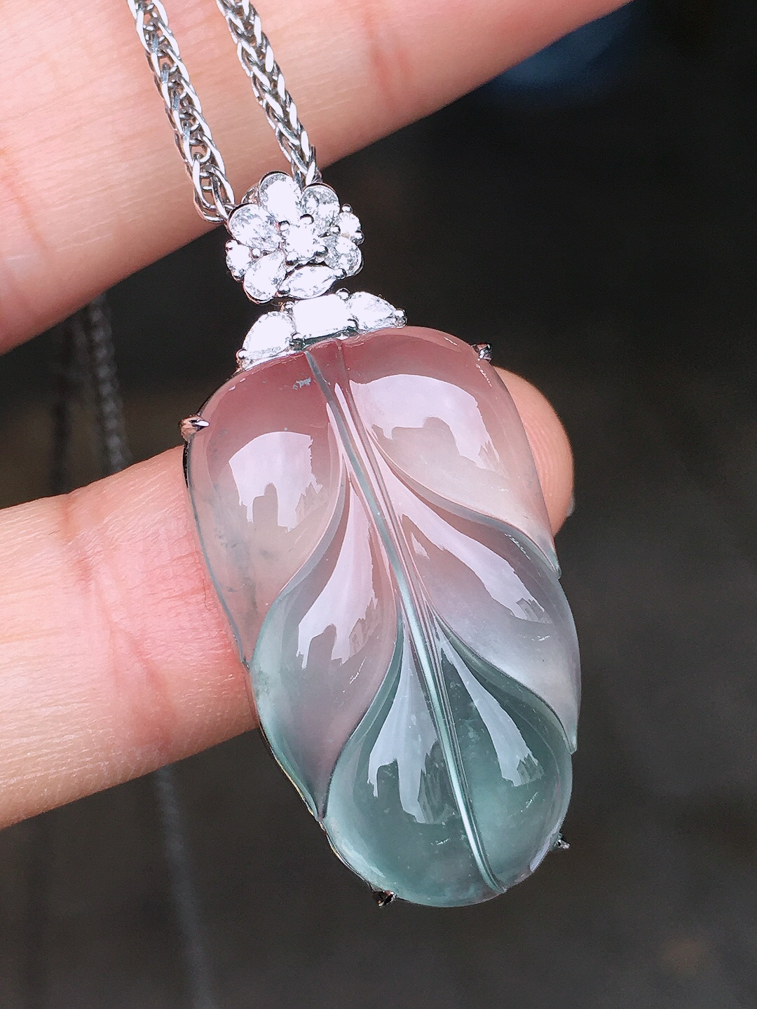 玻璃种玉叶吊坠，玉质细腻，荧光感超
强，饱满圆润，尽显优雅气质，18k
金豪华镶嵌