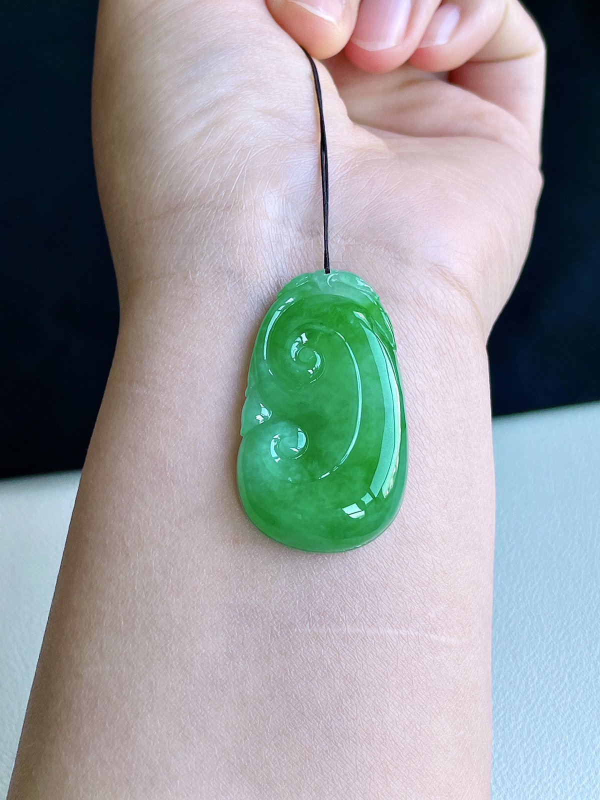 【裸石】冰阳绿大如意吊坠
【说明】缅料 性价比高  厚装大件
【尺寸】42-24.5-9