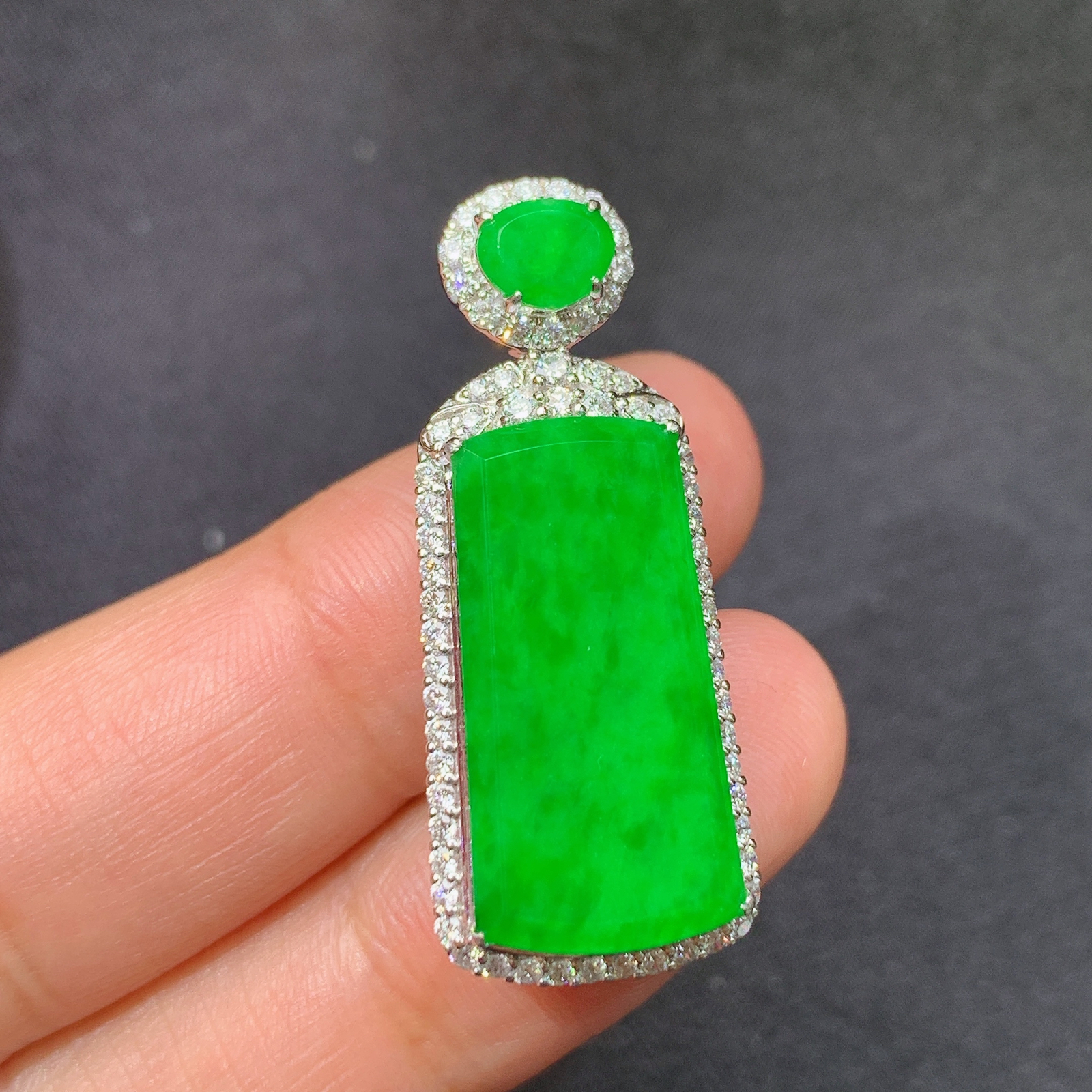 阳绿无事牌吊坠，18k金镶嵌，冰润色阳，种老水足，Ff 尺寸33.9*13.8*8.3