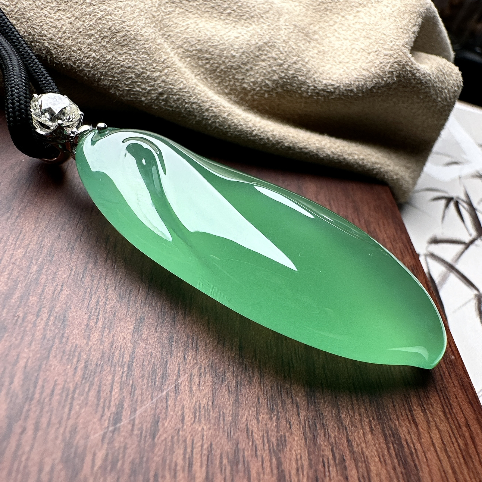 【冰种绿大福瓜吊坠】大师工，种水上乘，晶莹剔透，纯净通透，收藏品质，18k金钻镶嵌，裸石尺寸50.8*21.7*10.5毫米