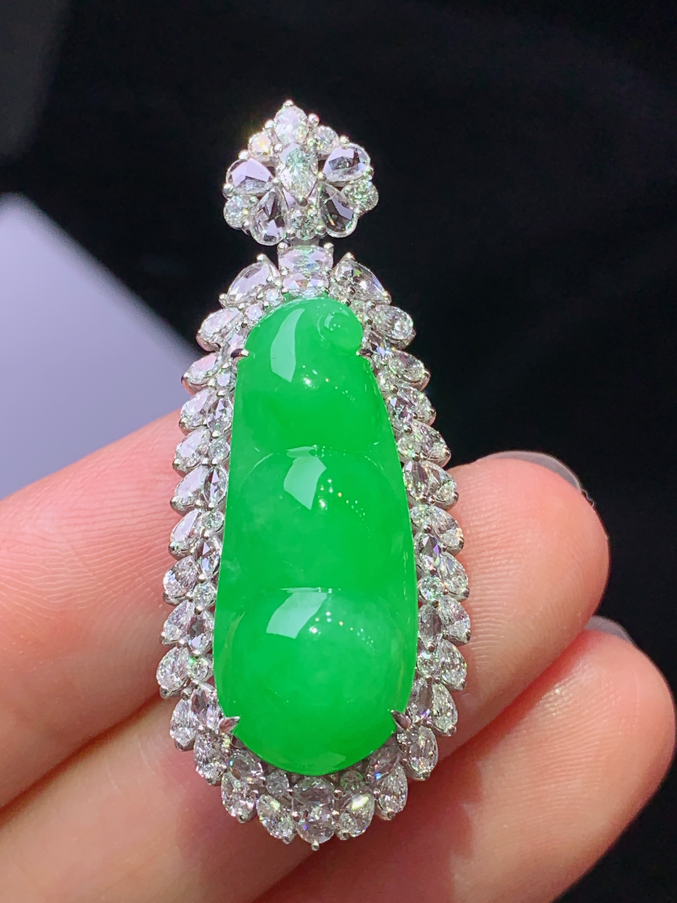 18k金钻镶嵌翠绿四季豆吊坠 玉质细腻 色泽艳丽清新 水润亮眼 整体尺寸40.8*16.6*12.8