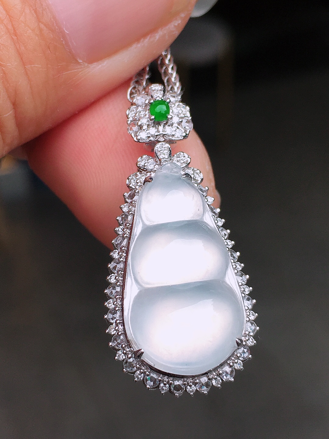 冰种福豆吊坠，玉质细腻，荧光感超
强，饱满圆润，尽显优雅气质，18k
金豪华镶嵌