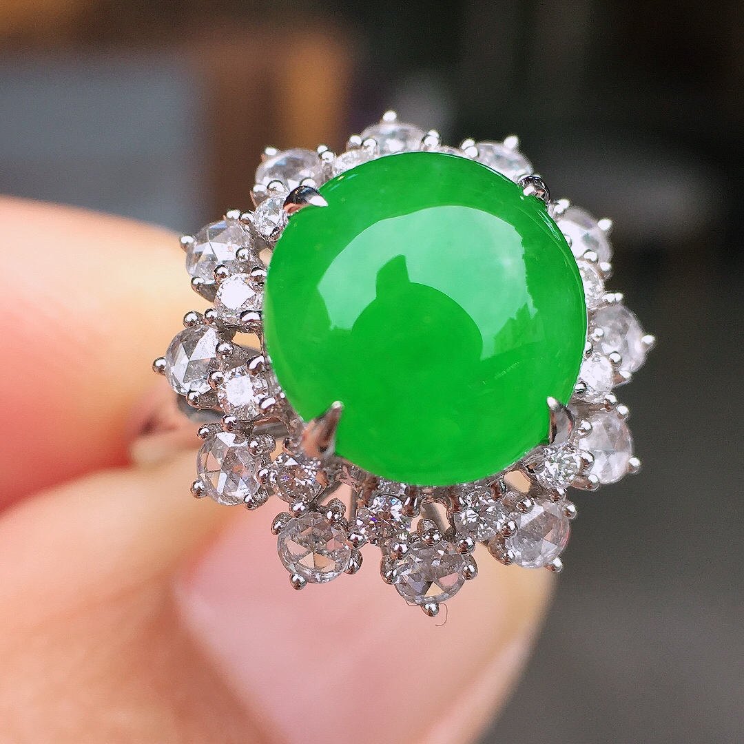 阳绿蛋面戒指，色泽均匀艳丽，玉质细腻，荧光感超
强，饱满圆润，尽显优雅气质，18k
金豪华镶嵌