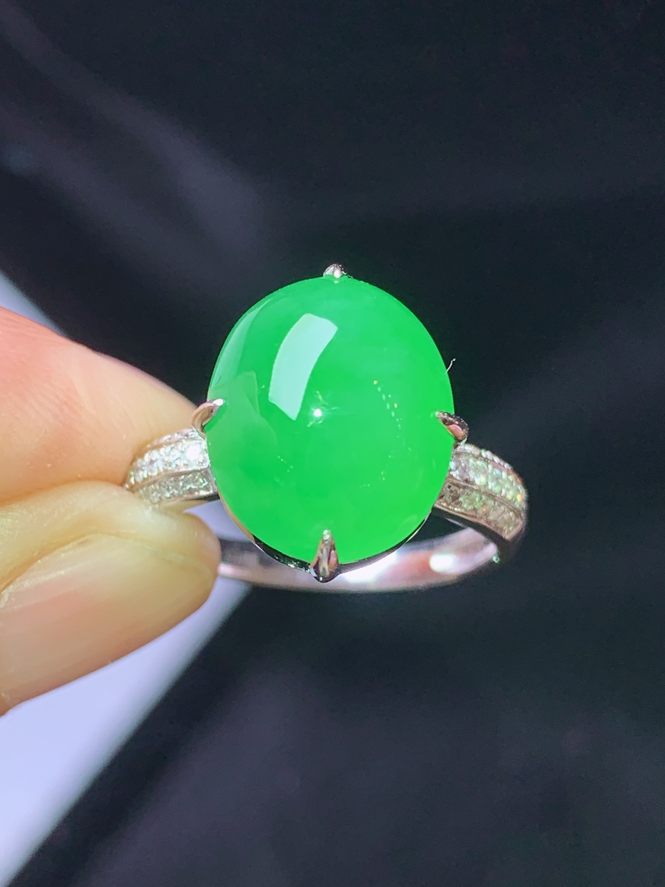 18k金钻镶嵌翠绿蛋面戒指 玉质细腻 色泽艳丽清新 水润亮眼 圈口14.5 裸石尺寸12.8*10.