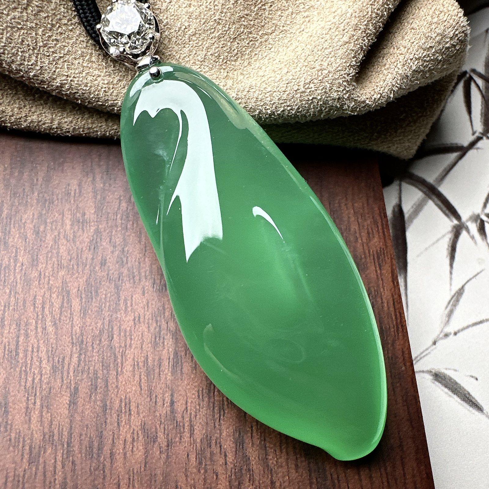 【冰种绿大福瓜吊坠】大师工，种水上乘，晶莹剔透，纯净通透，收藏品质，18k金钻镶嵌，裸石尺寸50.8*21.7*10.5毫米