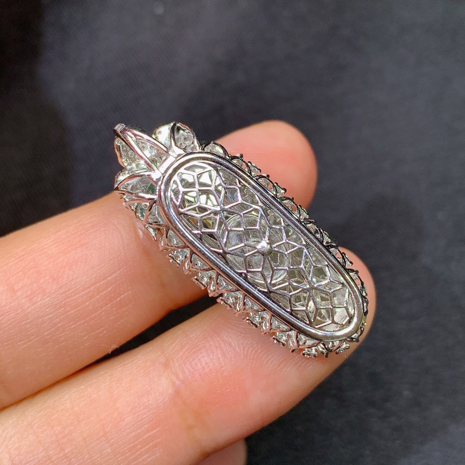 翠绿绿福瓜吊坠，18k金镶嵌，冰润色阳，玉质细腻，种水足，Jz 尺寸31.7*12.4*10.1