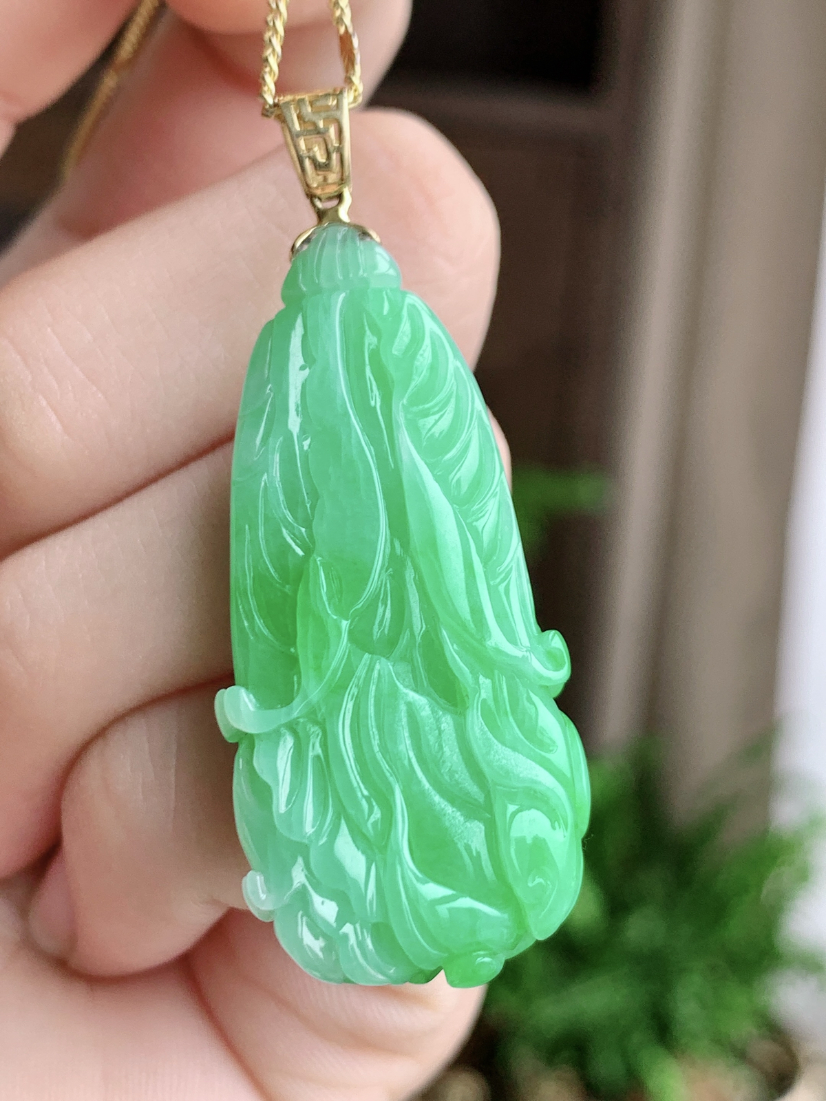 【镶嵌】冰阳绿白菜百财吊坠  
【说明】缅料 18k金镶嵌 性价比高  
【整体】48.4
【裸石】40-18.8-10.2