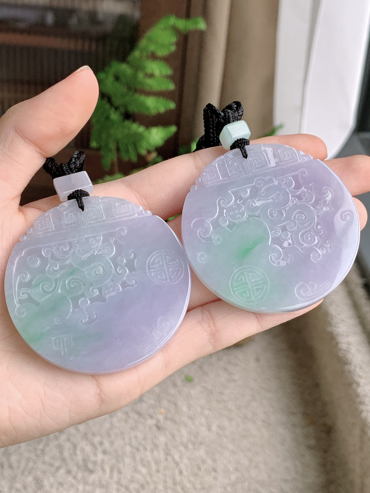 【裸石】冰紫底龙凤牌一对吊坠  
【说明】缅料 性价比高 飘花
【尺寸】左：52.4-5.1 右：52.5-5.6
【重量】左：42.4克 右：43.9克