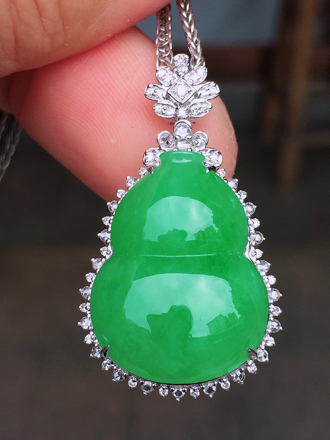 阳绿葫芦吊坠，色泽均匀艳丽，玉质细腻，荧光感超
强，饱满圆润，尽显优雅气质，18k
金豪华镶嵌