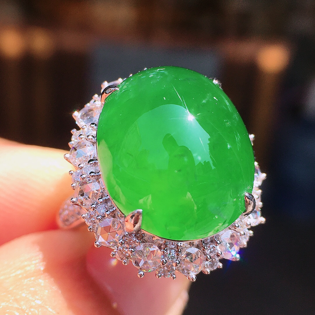 阳绿蛋面戒指，色泽均匀艳丽，玉质细腻，荧光感超
强，饱满圆润，尽显优雅气质，18k
金豪华镶嵌