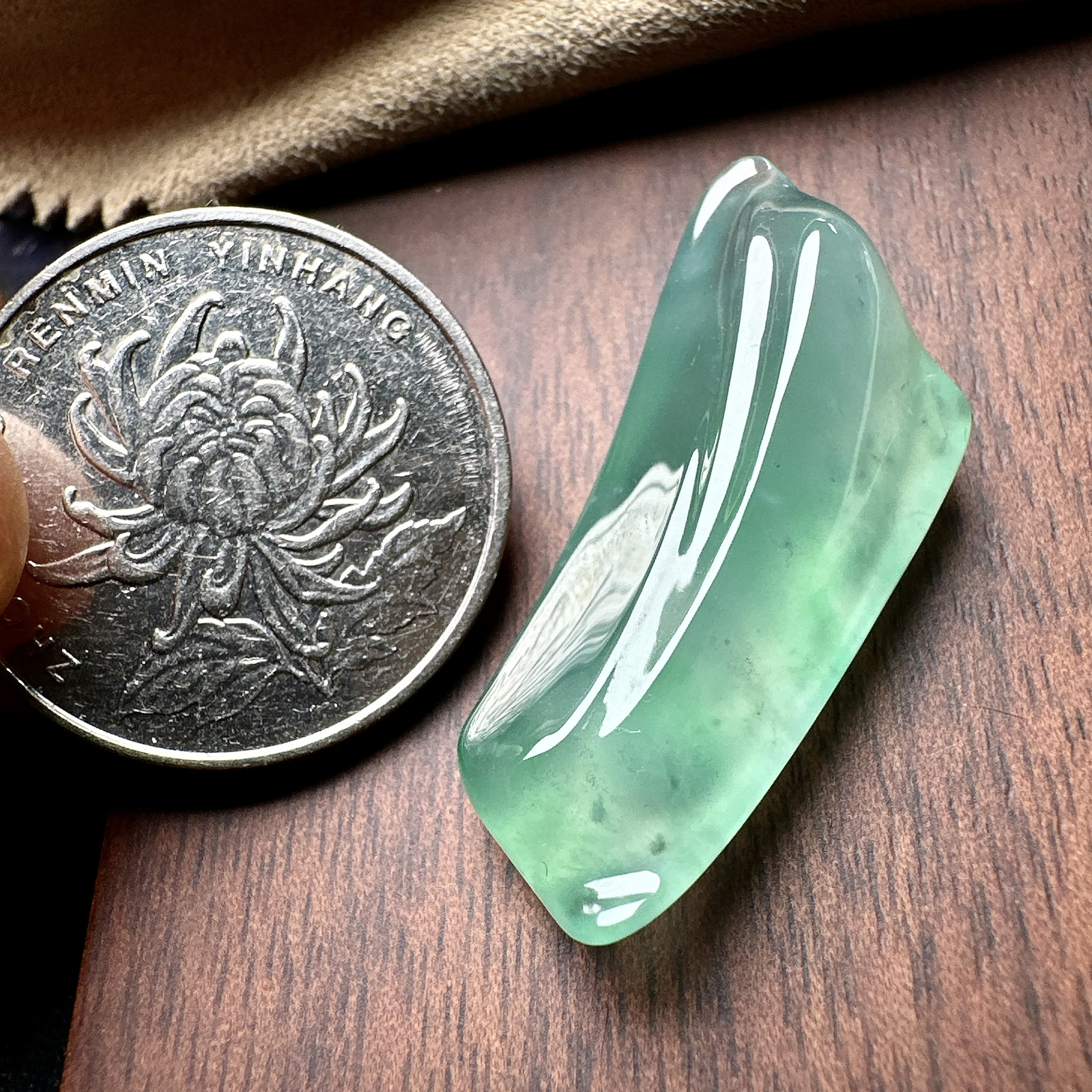 【冰种晴绿随形裸石】质地细腻，冰润十足，种老冰透，收藏品质