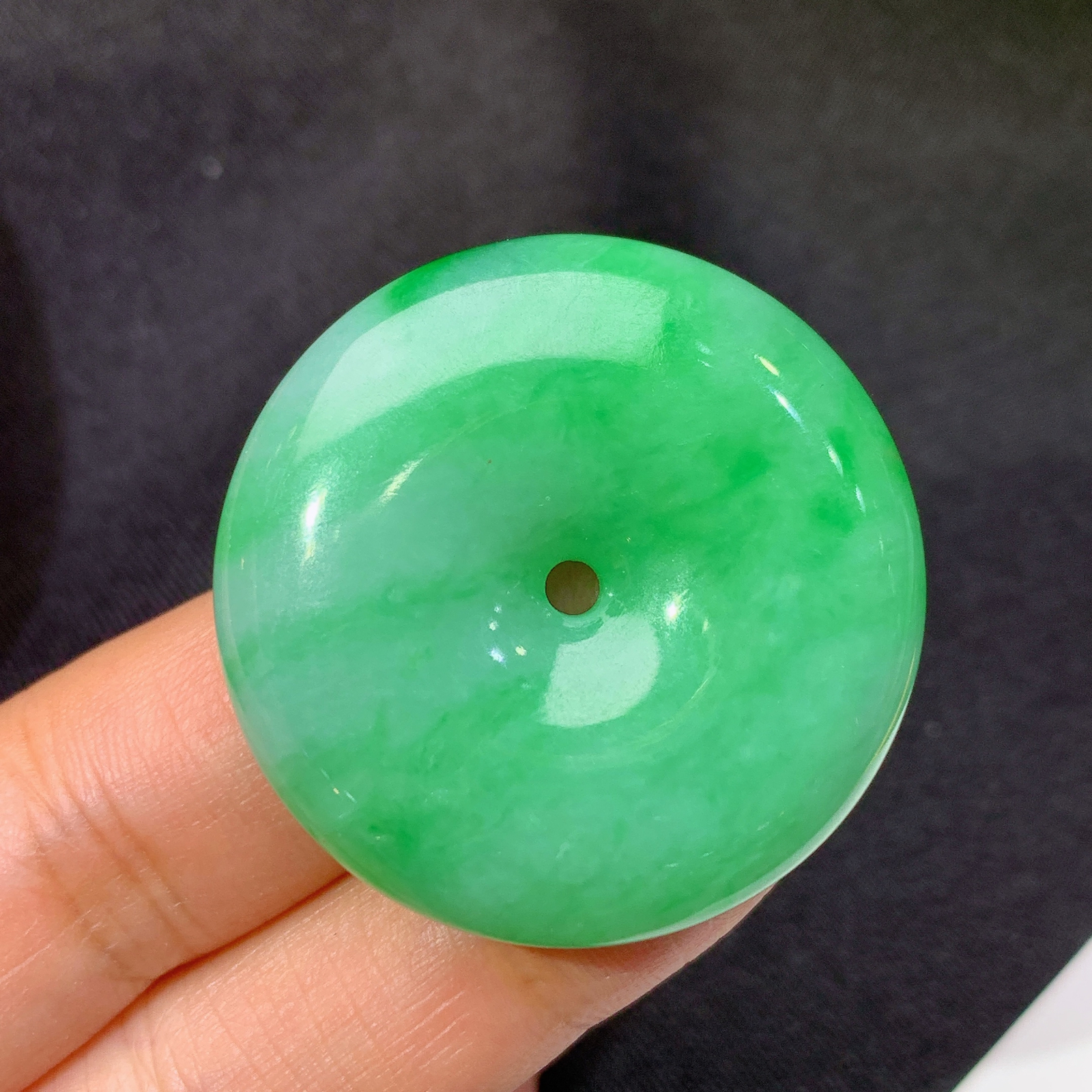 飘绿平安扣，冰润鲜阳，玉质细腻，种水足，Xm 尺寸33.4*7.8