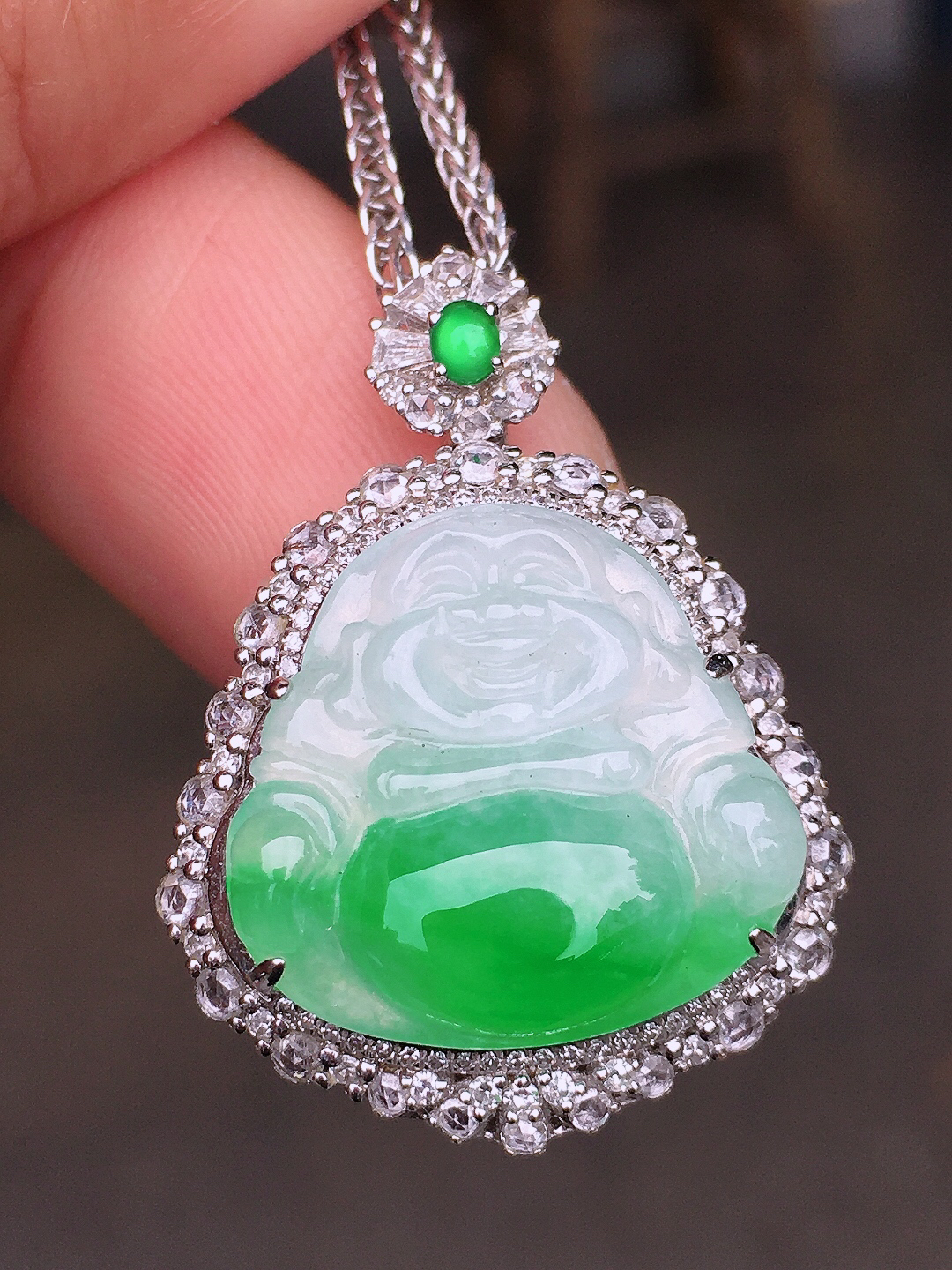 飘绿佛公吊坠，色泽艳丽，玉质细腻，荧光感超
强，饱满圆润，尽显优雅气质，18k
金豪华镶嵌