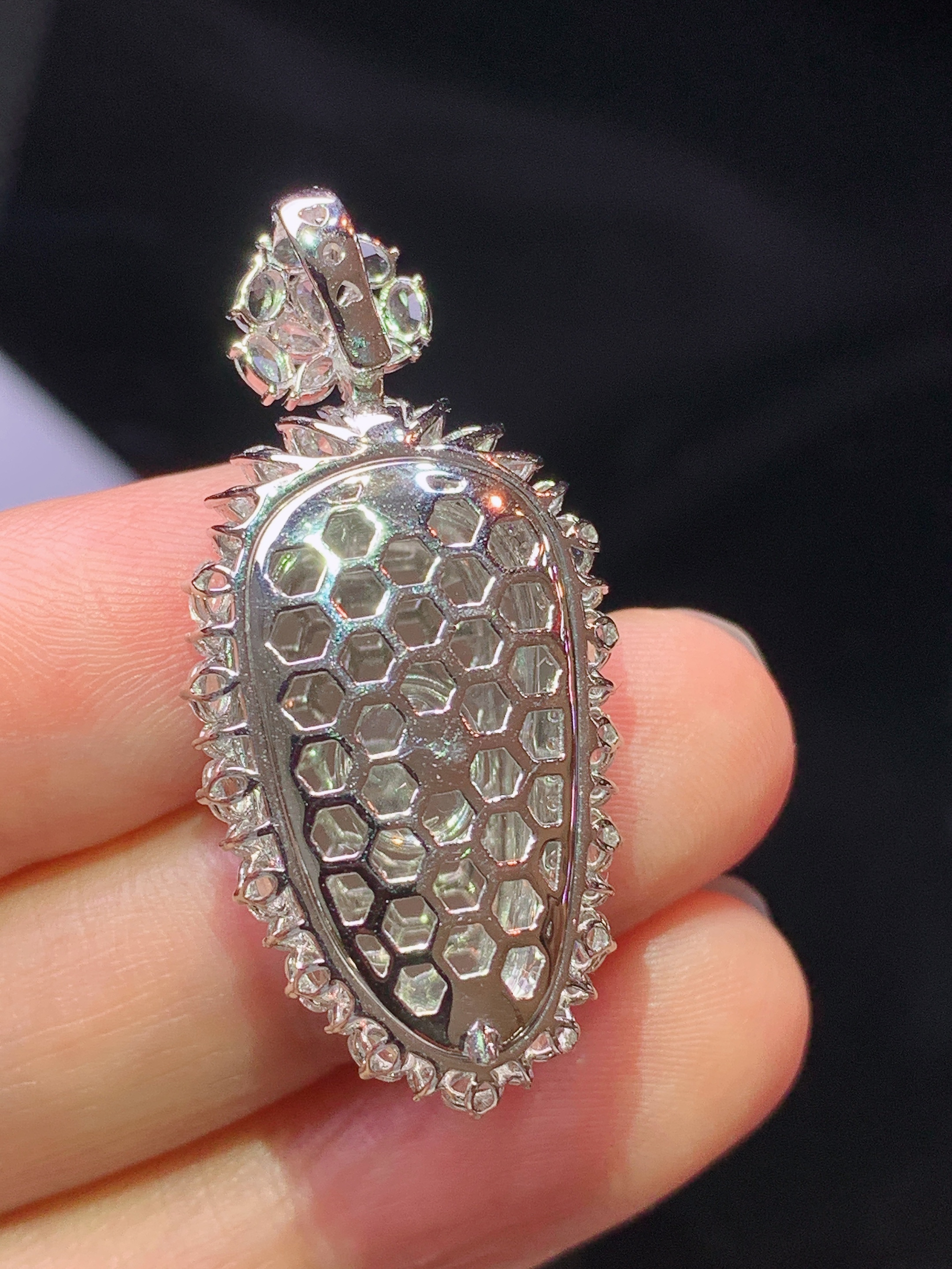 18k金钻镶嵌满绿树叶吊坠 玉质细腻 色泽艳丽清新 水润亮眼 整体尺寸37*17.6*9.2m3