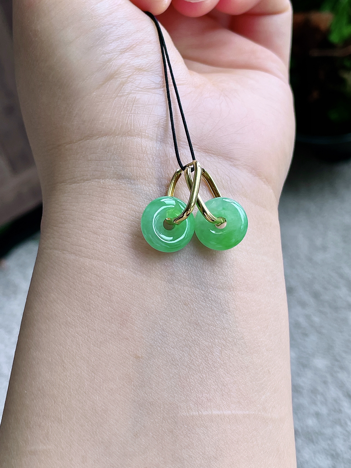 【镶嵌】冰甜阳绿甜甜圈耳坠 
【说明】缅料 18k金镶嵌 性价比高  
【裸石】12.4-3.9