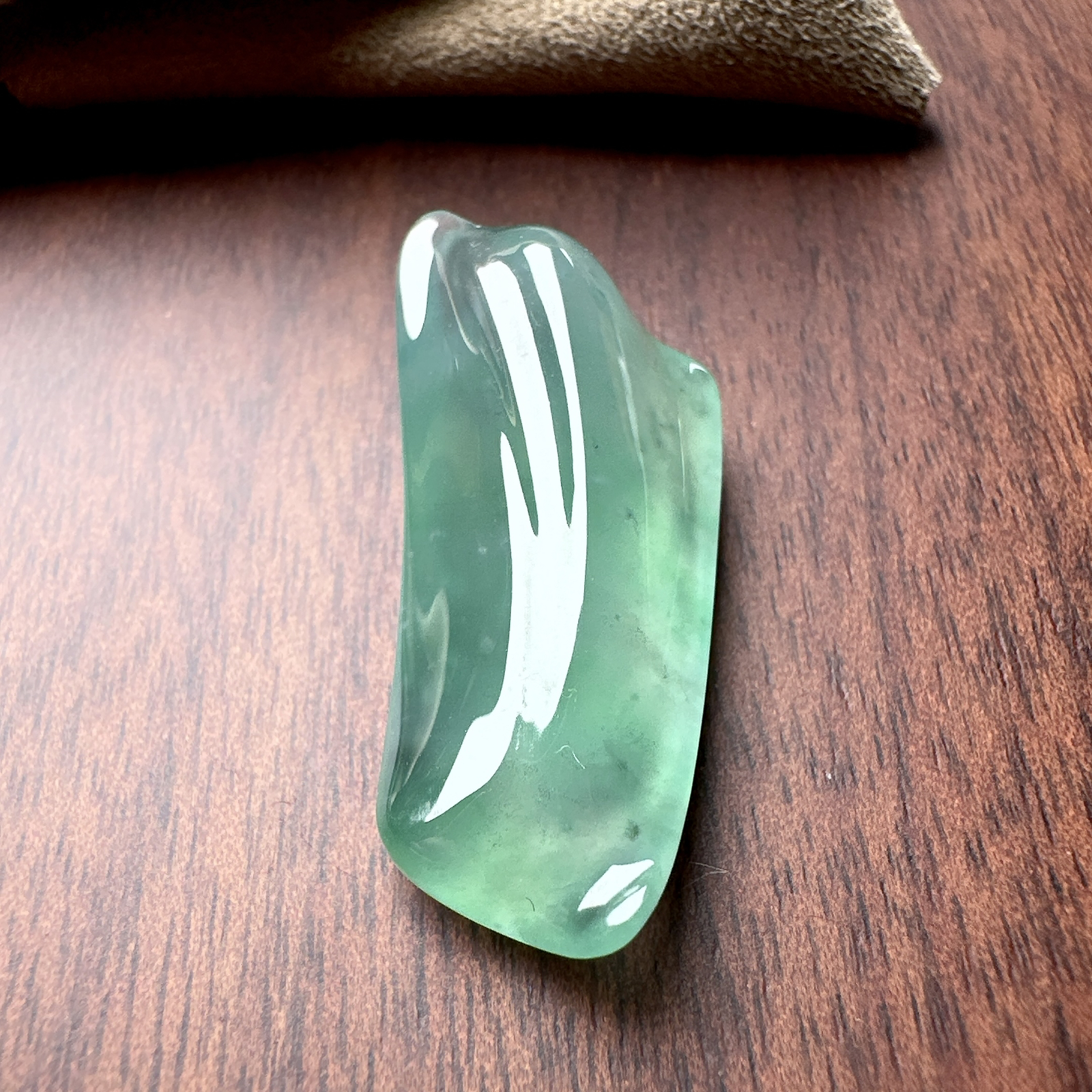 【冰种晴绿随形裸石】质地细腻，冰润十足，种老冰透，收藏品质