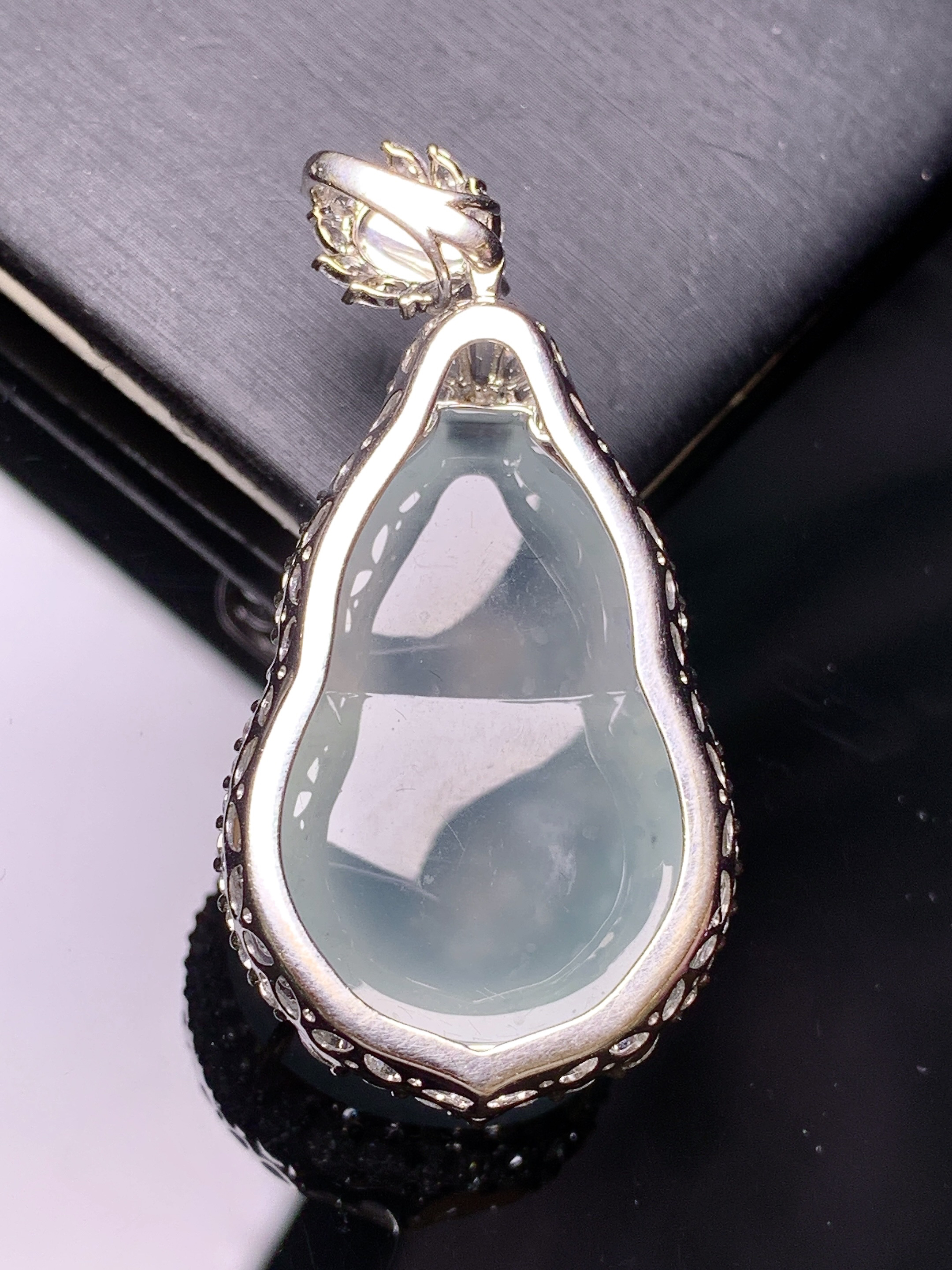 18k金钻镶嵌冰种葫芦吊坠 玉质细腻 色泽艳丽清新 水润亮眼 整体尺寸48.6*23.5*14.6m3