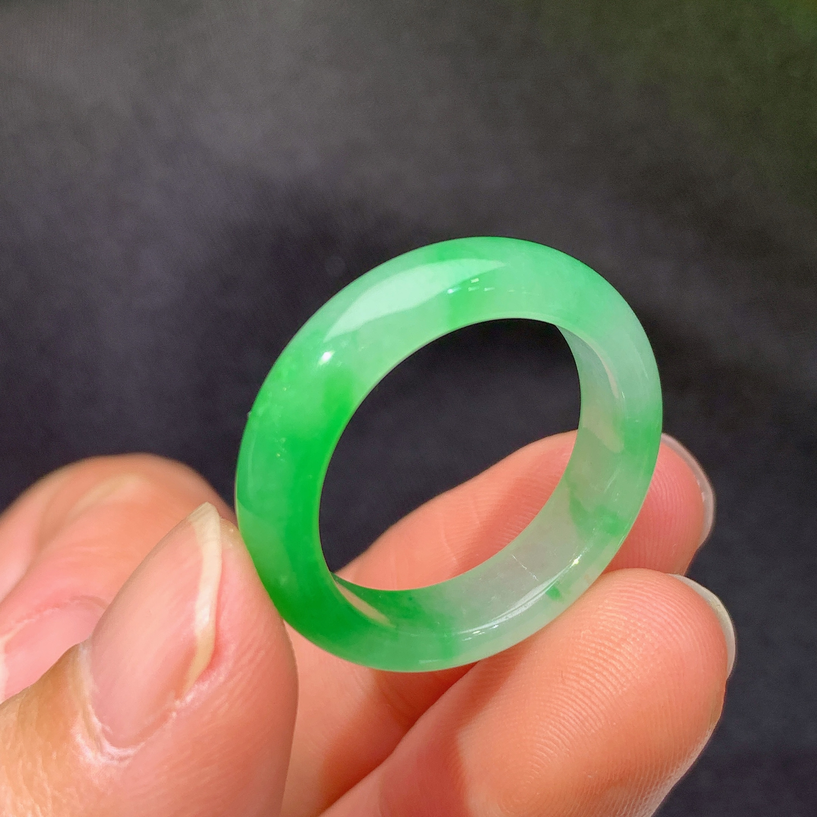 冰飘绿戒圈，指环，冰润色阳，玉质细腻，种水足，Ax 圈口18 尺寸5.7*3.2