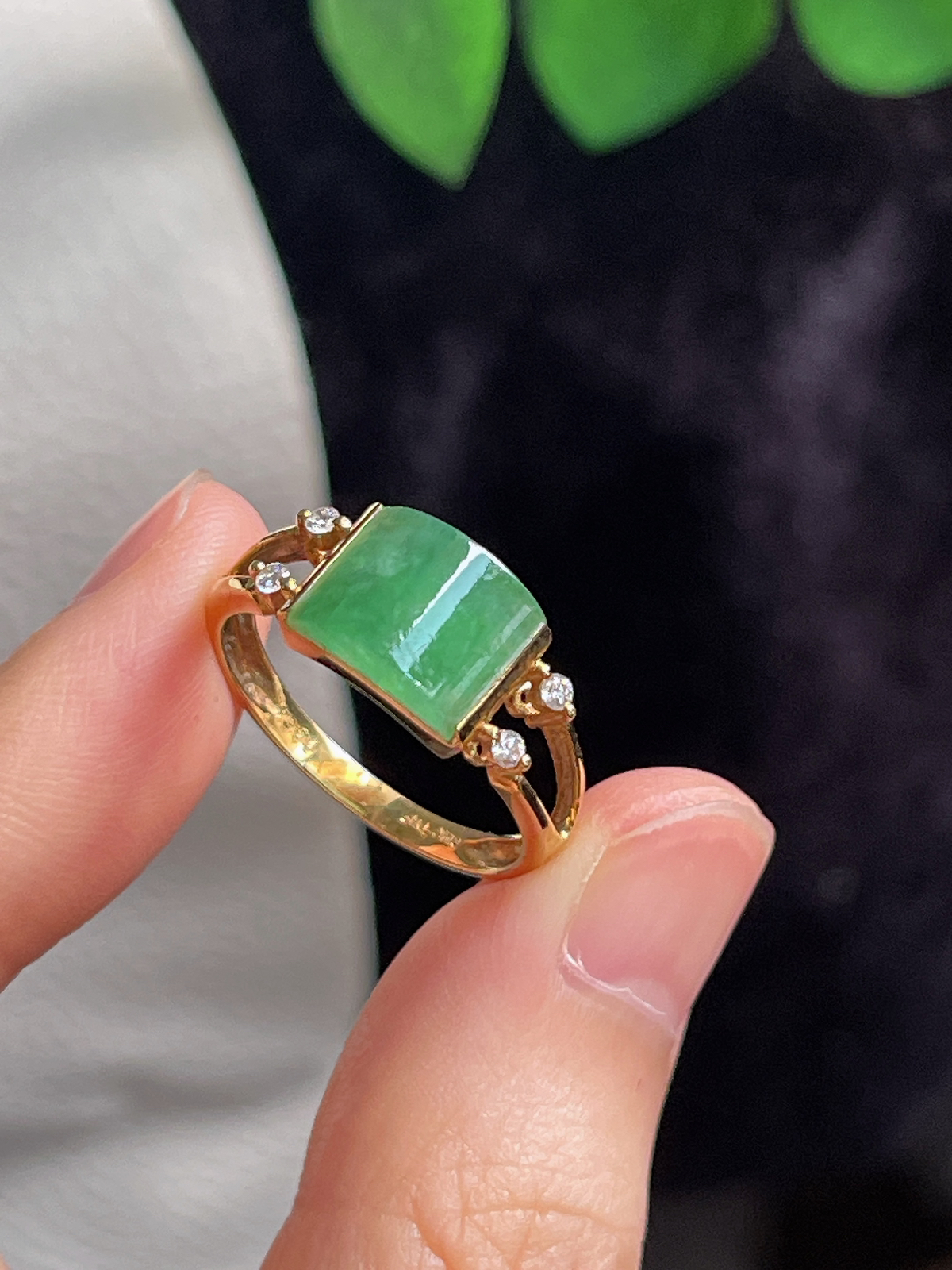 18k金翡翠冰糯种浅绿色戒指