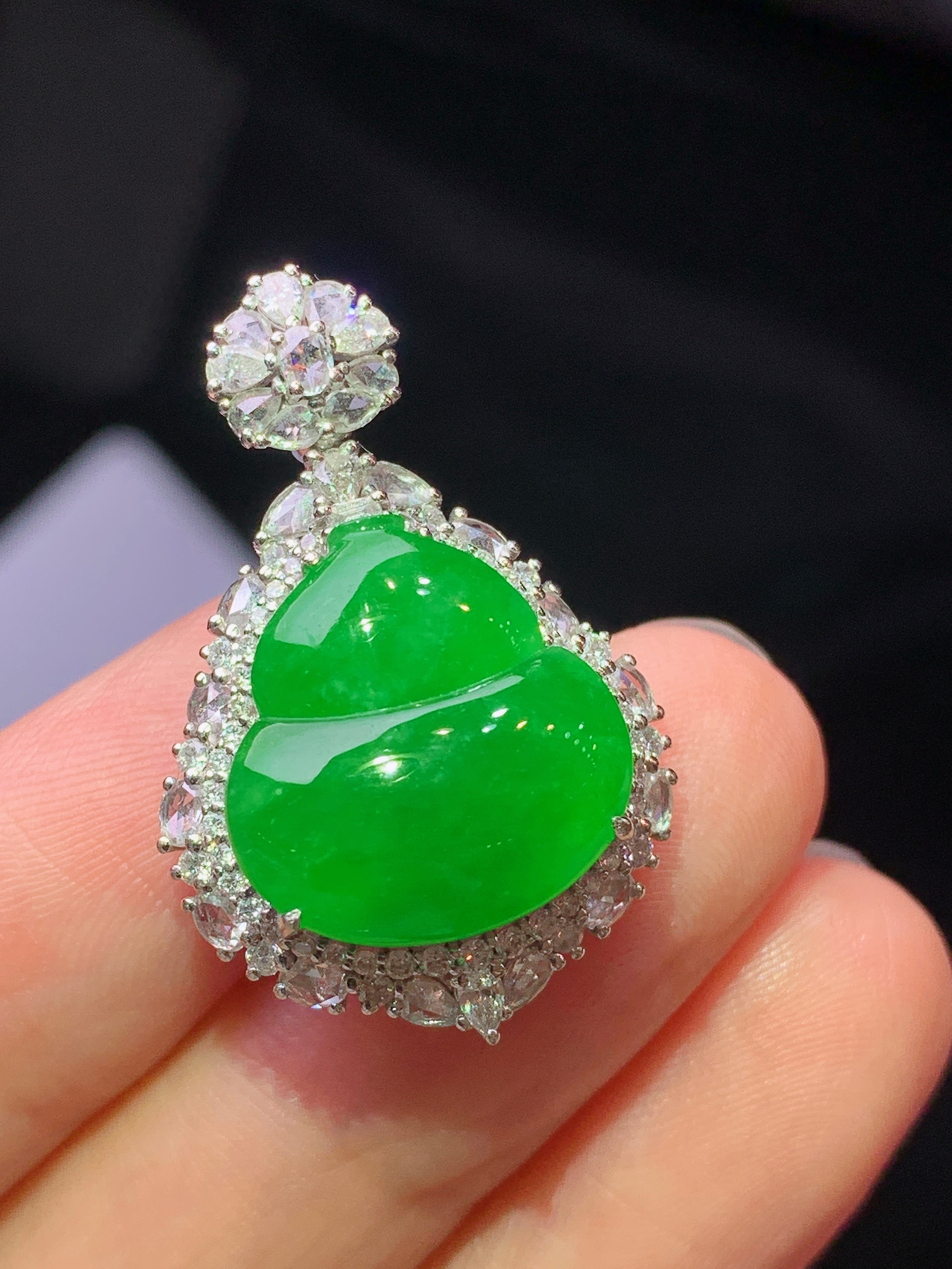 18k金钻镶嵌满绿葫芦吊坠 玉质细腻 色泽艳丽清新 水润亮眼 整体尺寸29.6*19.3*12.2