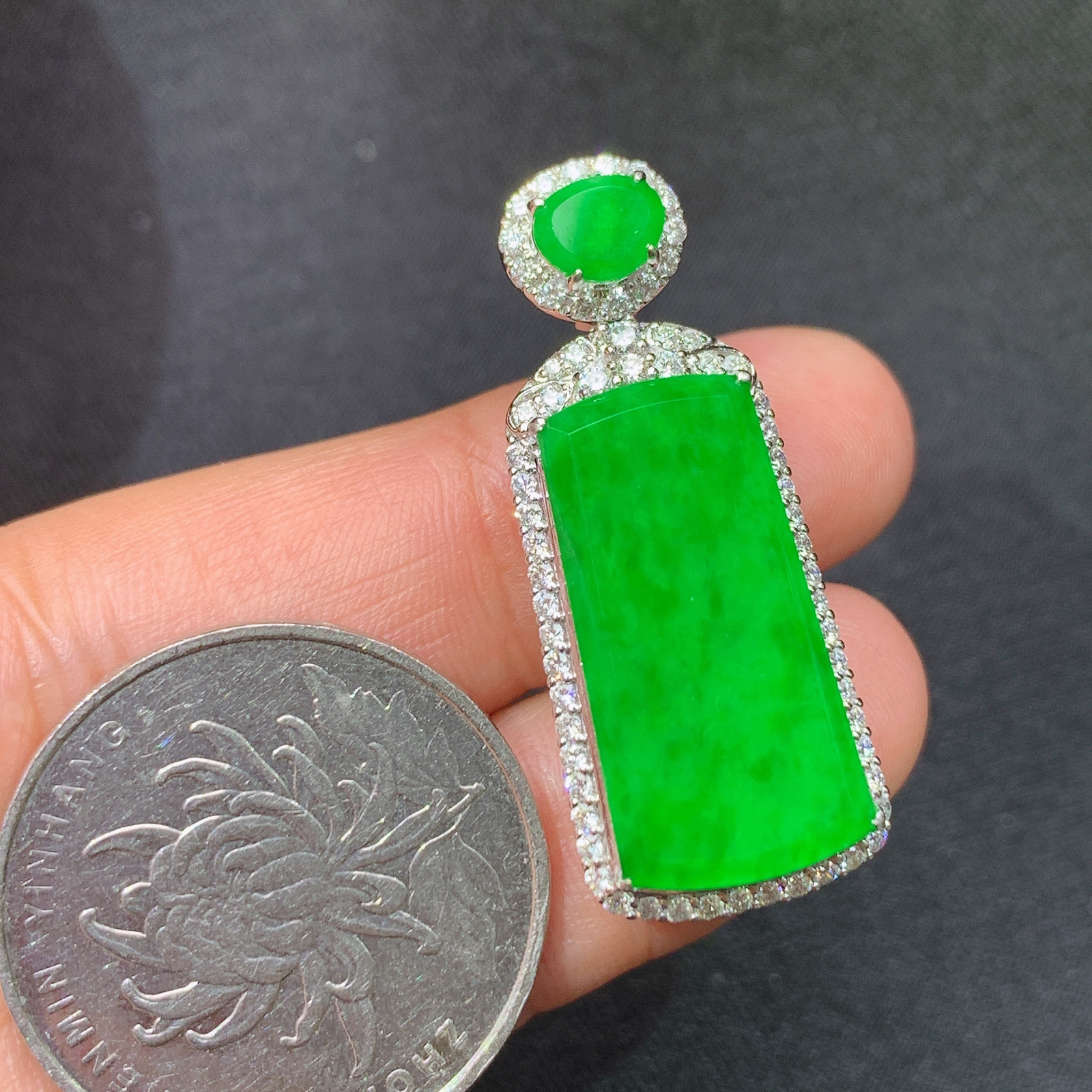 阳绿无事牌吊坠，18k金镶嵌，冰润色阳，种老水足，Ff 尺寸33.9*13.8*8.3