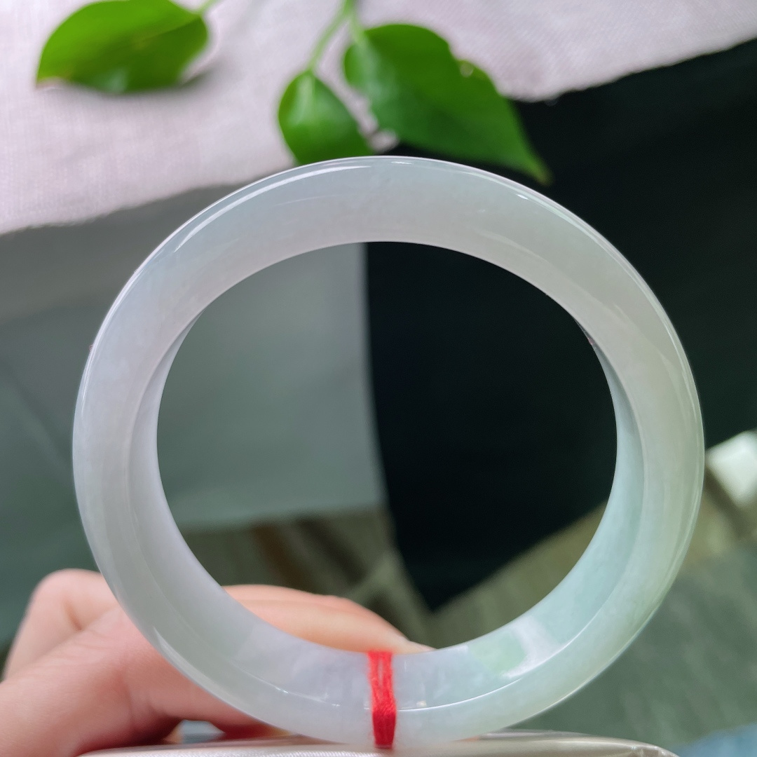 56.5/12.6/8.1，淡绿底正圈，一抹飘花点缀，摇曳生姿，灵动飘逸。，ss48657a