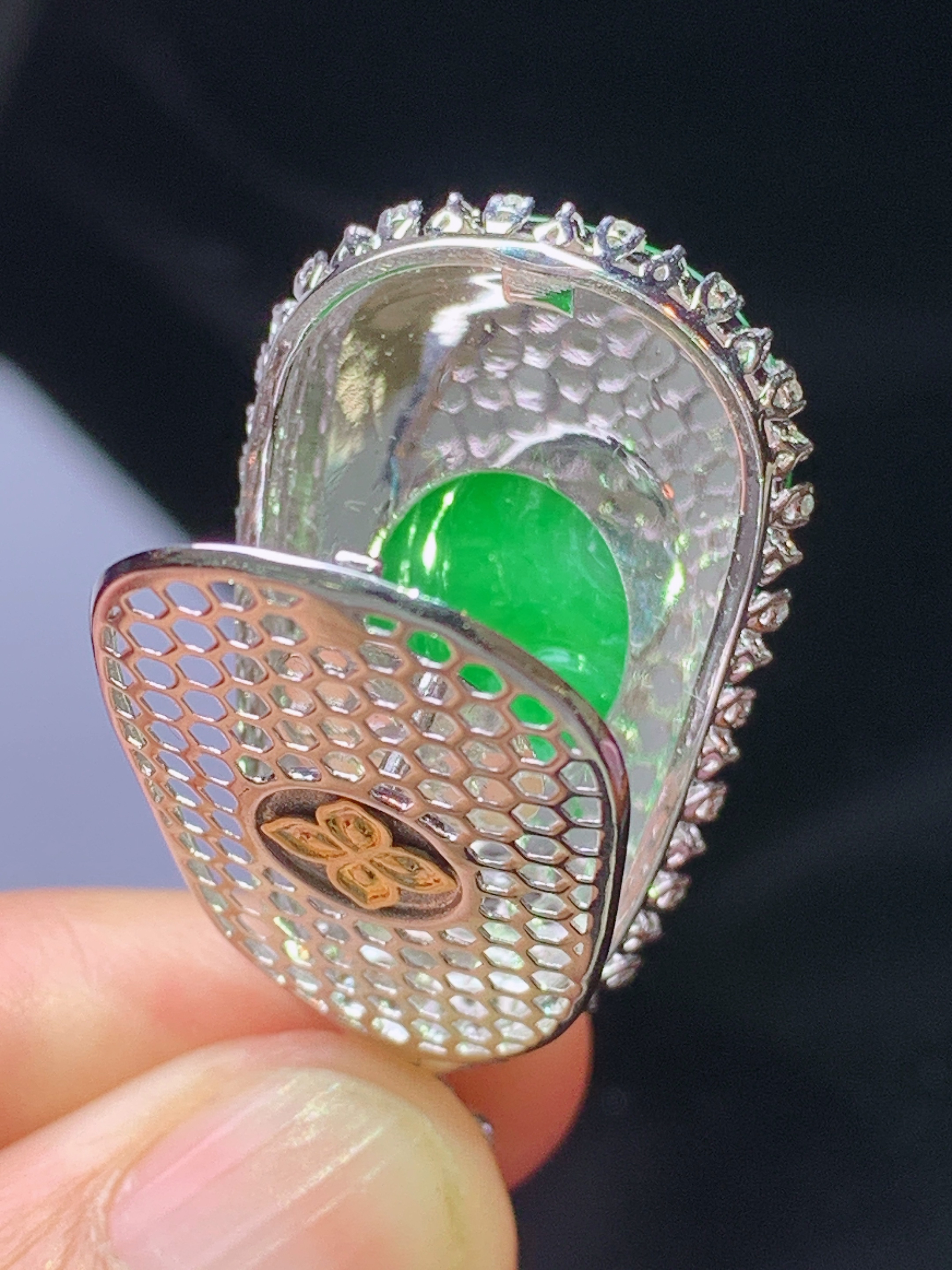 18k金钻镶嵌翠绿如意吊坠 玉质细腻 色泽艳丽清新 水润亮眼 整体尺寸40.7*20.3*7.6j3