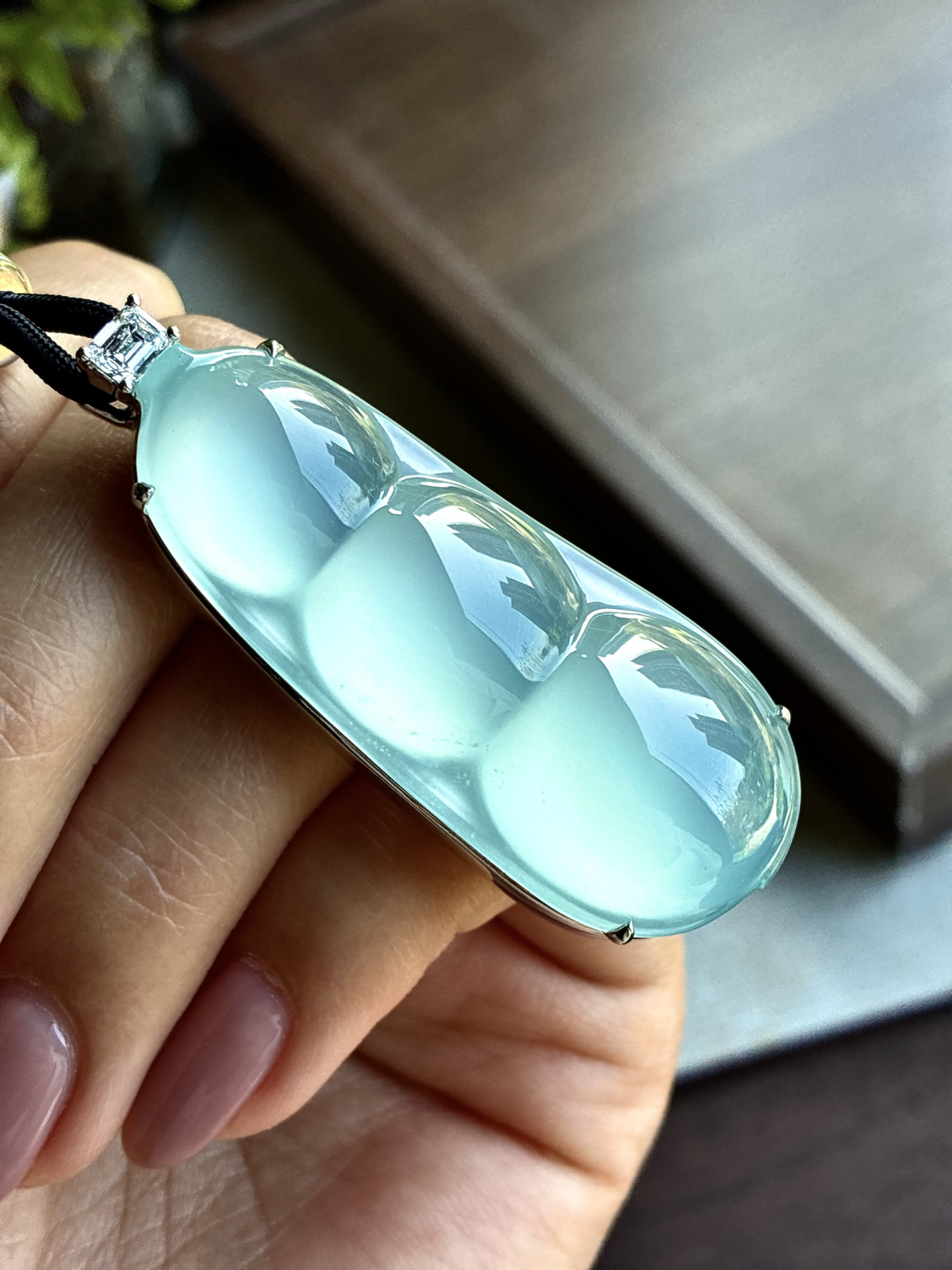 【镶嵌】🫧高冰玻璃种豆子福豆吊坠  
【说明】缅料 18k金镶嵌 性价比高  
【整体】55.2-21.3-15.7
【裸石】51-21.3-10