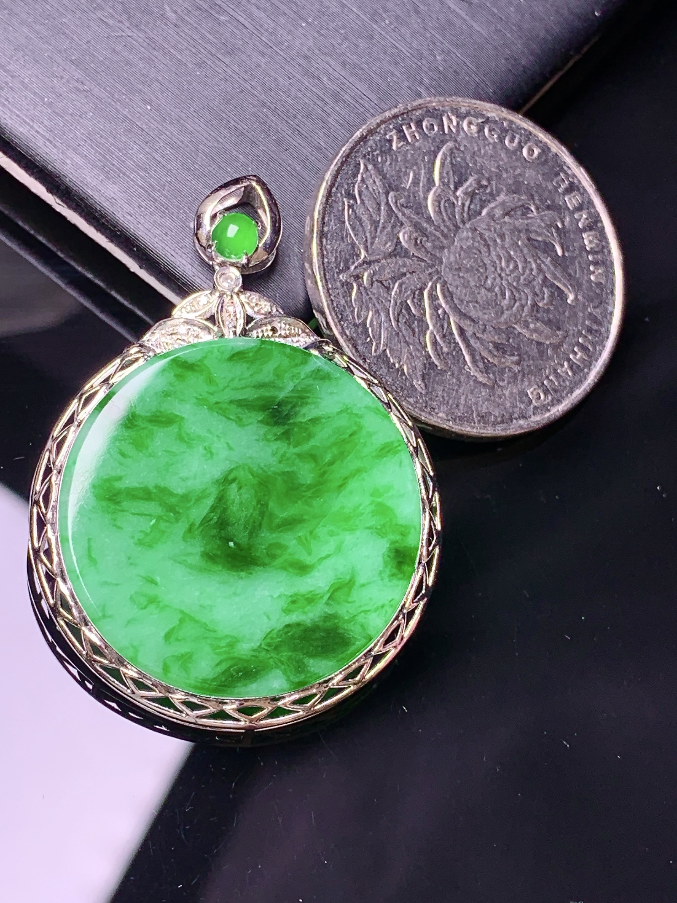 18k金钻镶嵌翠绿圆牌吊坠 玉质细腻 色泽艳丽清新 水润亮眼 整体尺寸37.5*27*4.2a2