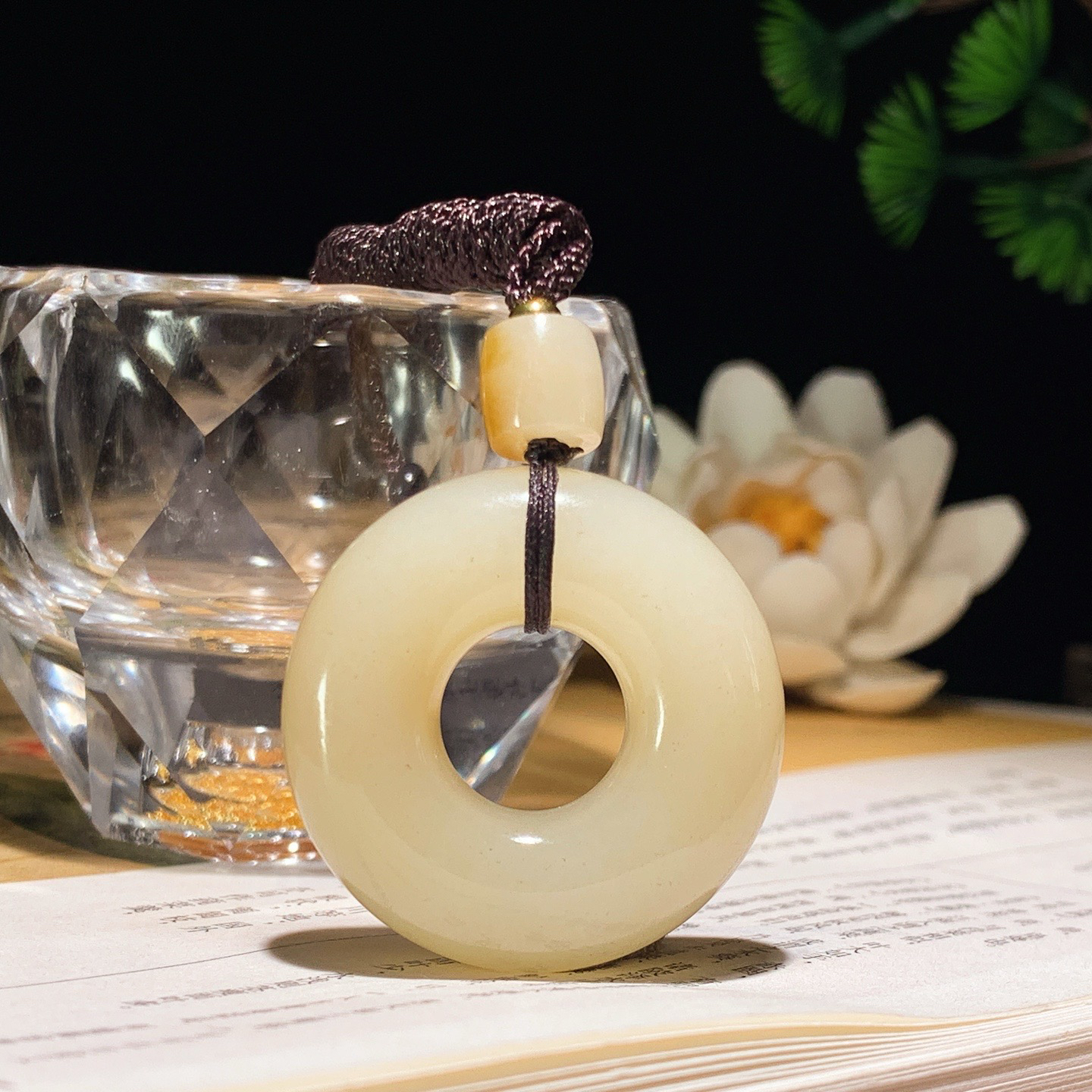 新疆和田玉白玉且末糖平安环怀古挂件 尺寸34/10重22克 玉质细腻油润 底色纯净 脂粉好，品质好。lt260402