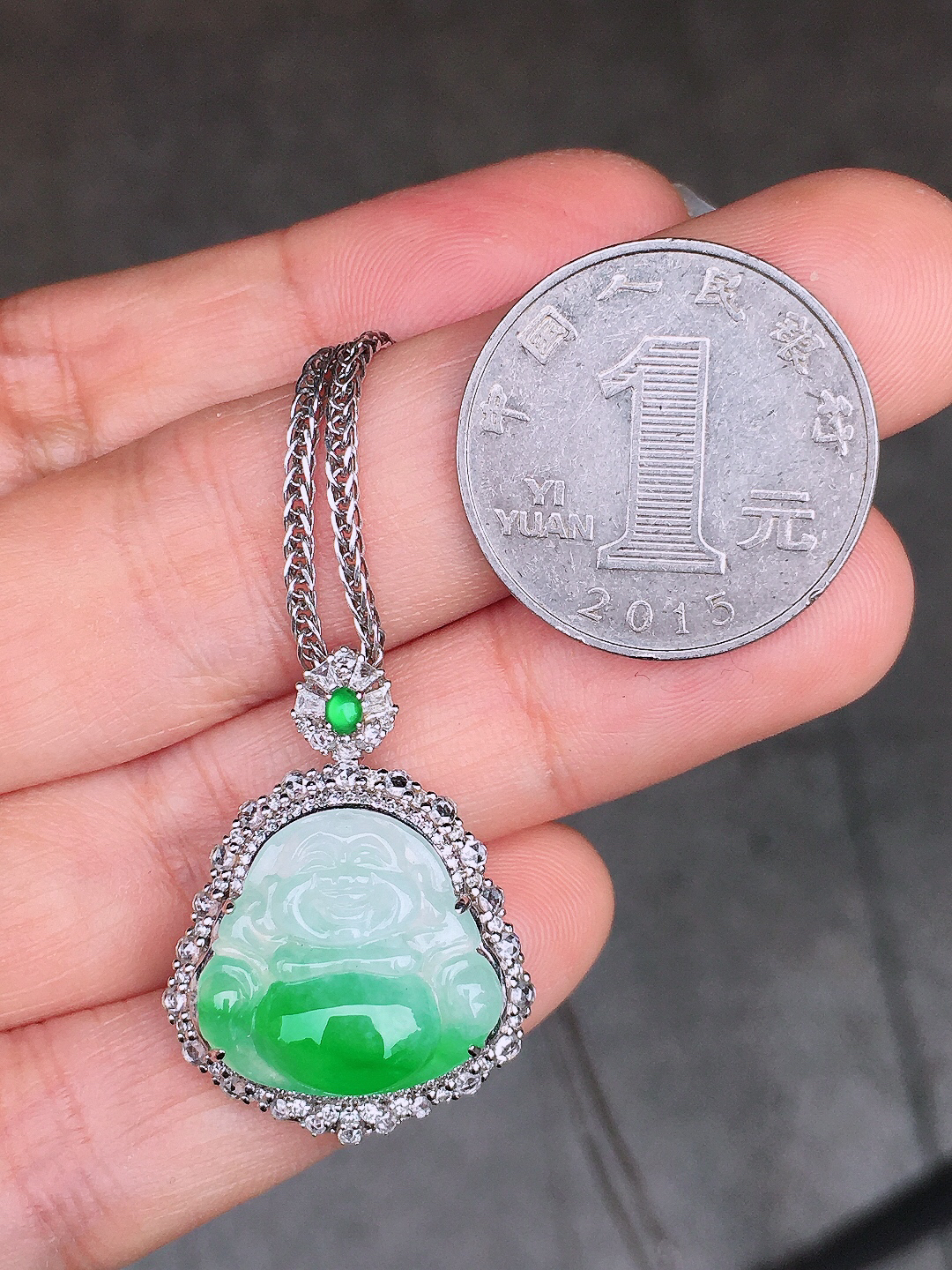 飘绿佛公吊坠，色泽艳丽，玉质细腻，荧光感超
强，饱满圆润，尽显优雅气质，18k
金豪华镶嵌