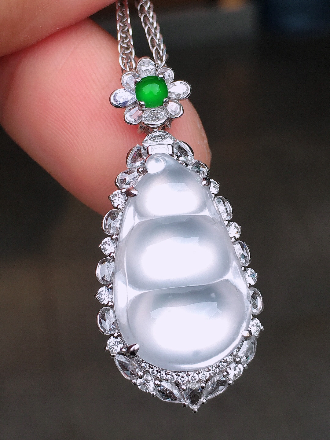 冰种福豆吊坠，玉质细腻，荧光感超
强，饱满圆润，尽显优雅气质，18k
金豪华镶嵌