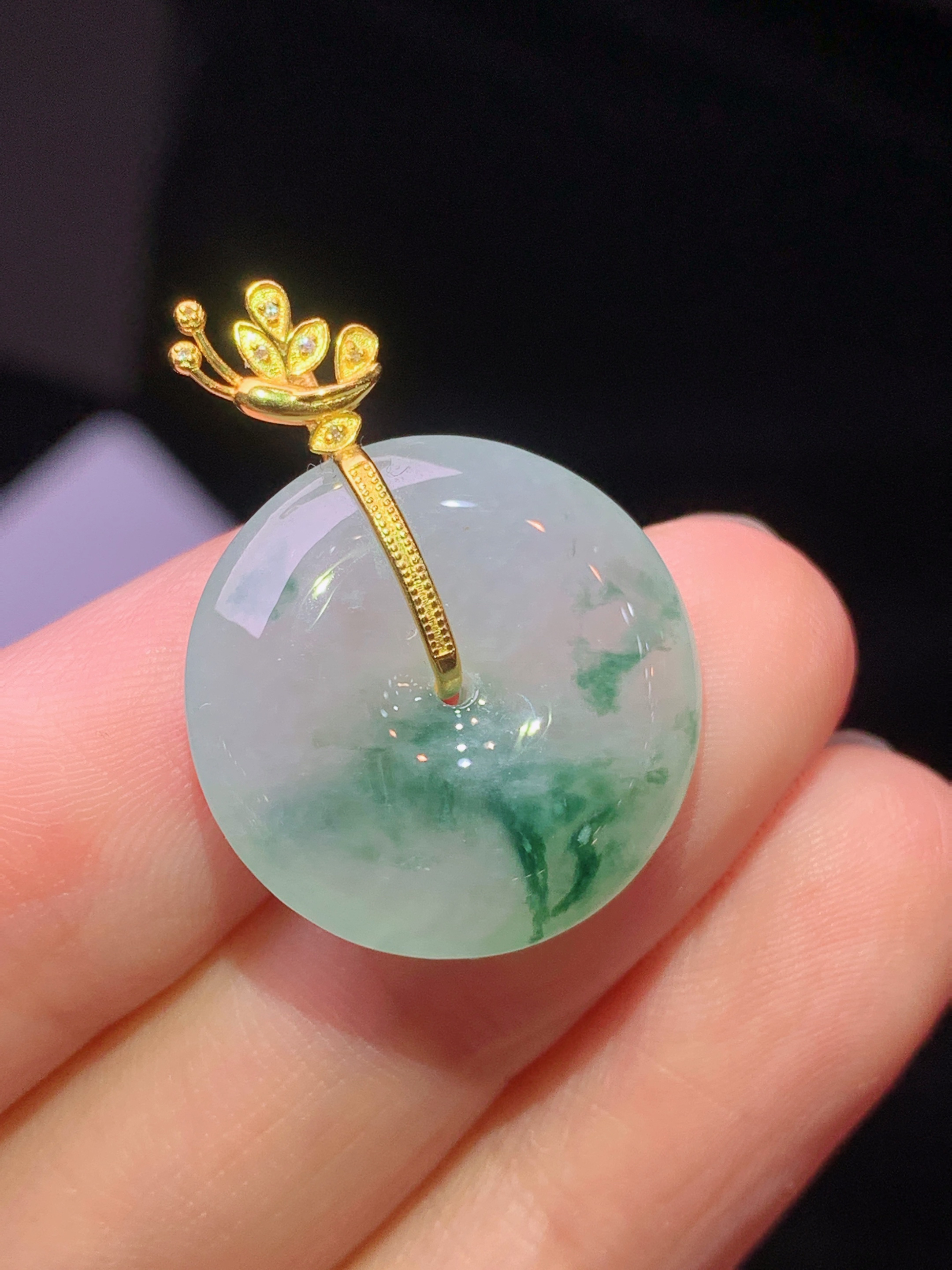 18k金钻镶嵌飘绿平安扣吊坠 玉质细腻 色泽艳丽清新 水润亮眼 整体尺寸27*20.5*6e1