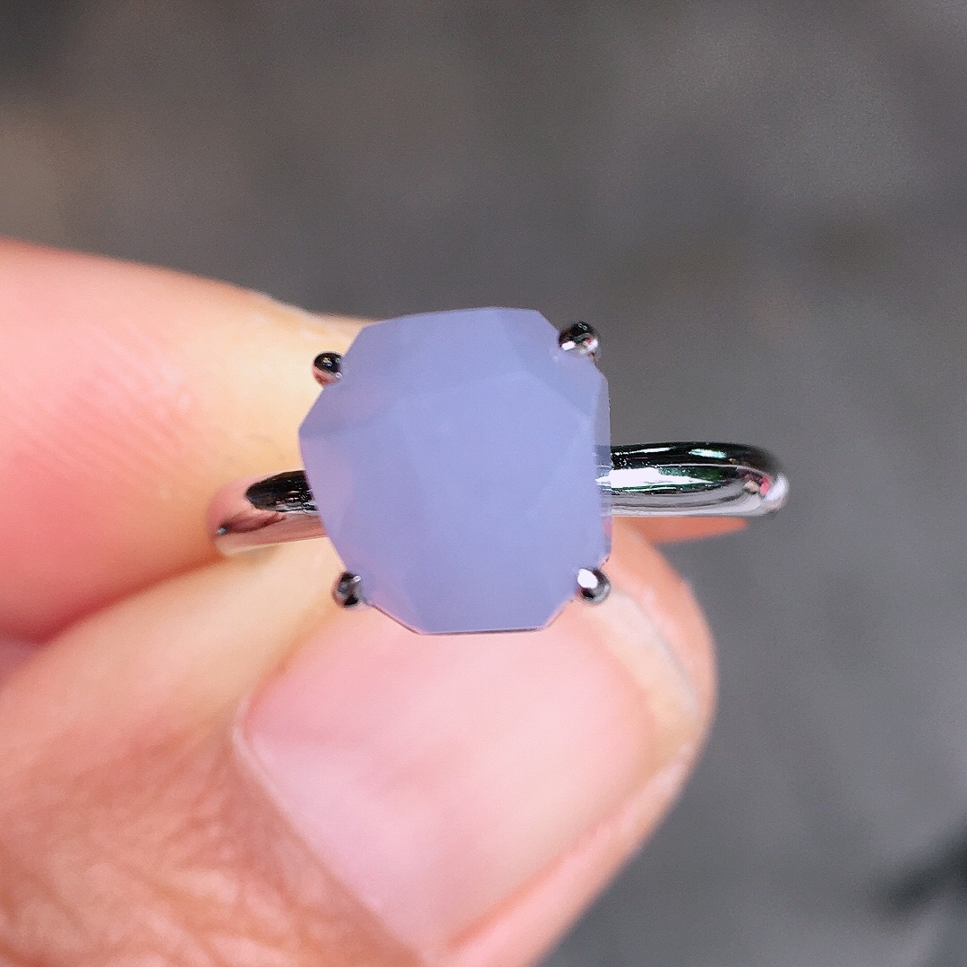 紫罗兰方块戒指，色泽均匀艳丽，玉质细腻，荧光感超
强，饱满圆润，尽显优雅气质，18k
金豪华镶嵌