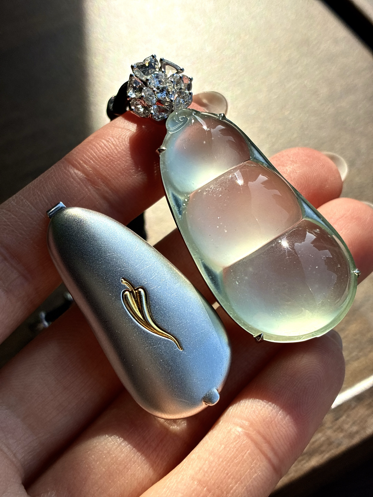 【镶嵌】🫧高冰玻璃种豆子福豆吊坠  
【说明】缅料 18k金镶嵌 性价比高  
【整体】54-22.7-14.7
【裸石】43.2-22.7-10.5


•玻璃凝福豆，冰透蕴清光