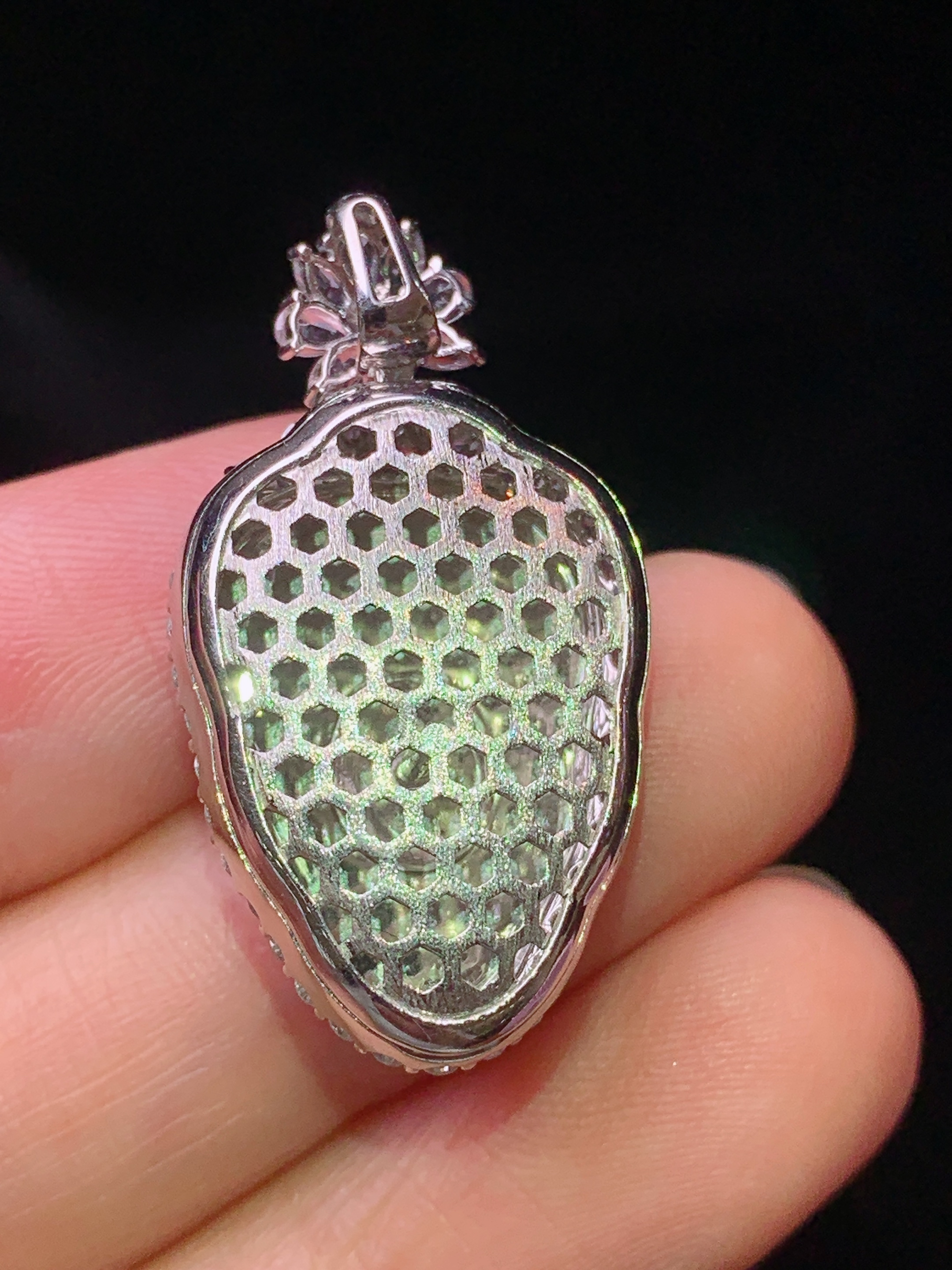 18k金钻镶嵌满绿树叶吊坠 玉质细腻 色泽艳丽清新 水润亮眼 整体尺寸30.5*16.8*9.2m4