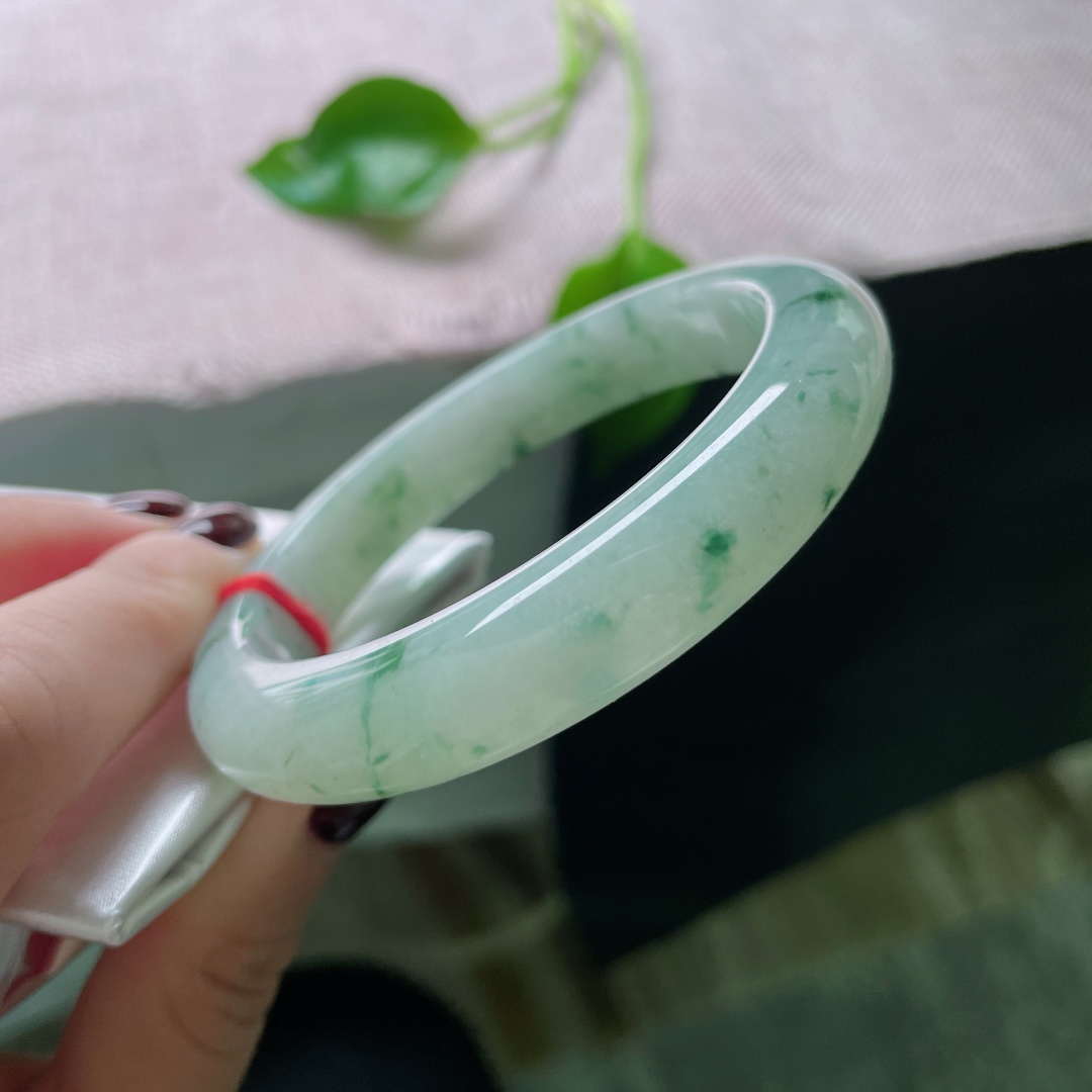 56.9/11.8/8.7，飘花正圈，水润细腻，种老，腕间藏山河，一镯醉流光。，ss50039a