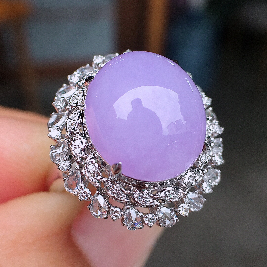 紫罗兰蛋面戒指，色泽均匀艳丽，玉质细腻，荧光感超
强，饱满圆润，尽显优雅气质，18k
金豪华镶嵌