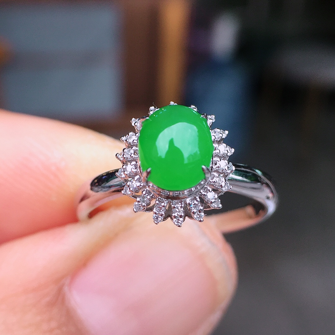 阳绿蛋面戒指，色泽均匀艳丽，玉质细腻，荧光感超
强，饱满圆润，尽显优雅气质，18k
金豪华镶嵌