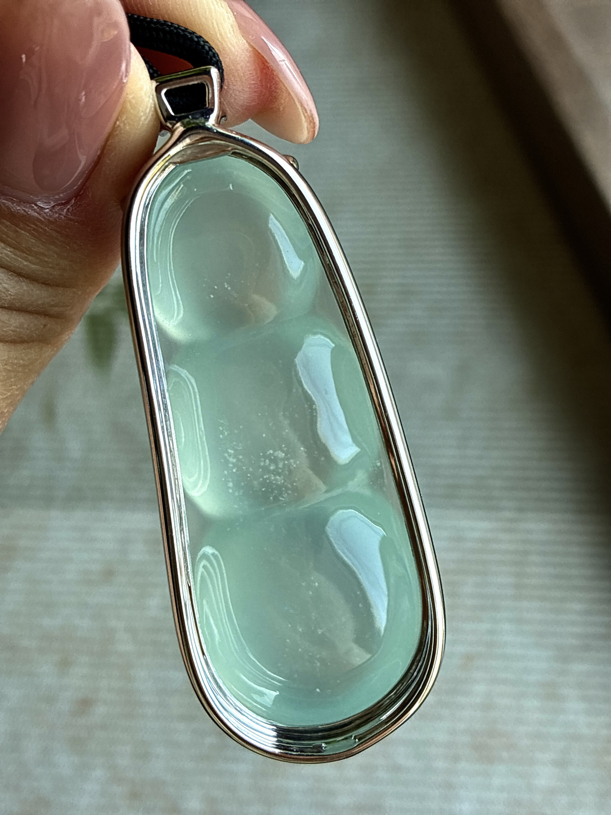 【镶嵌】🫧高冰玻璃种豆子福豆吊坠  
【说明】缅料 18k金镶嵌 性价比高  
【整体】55.2-21.3-15.7
【裸石】51-21.3-10