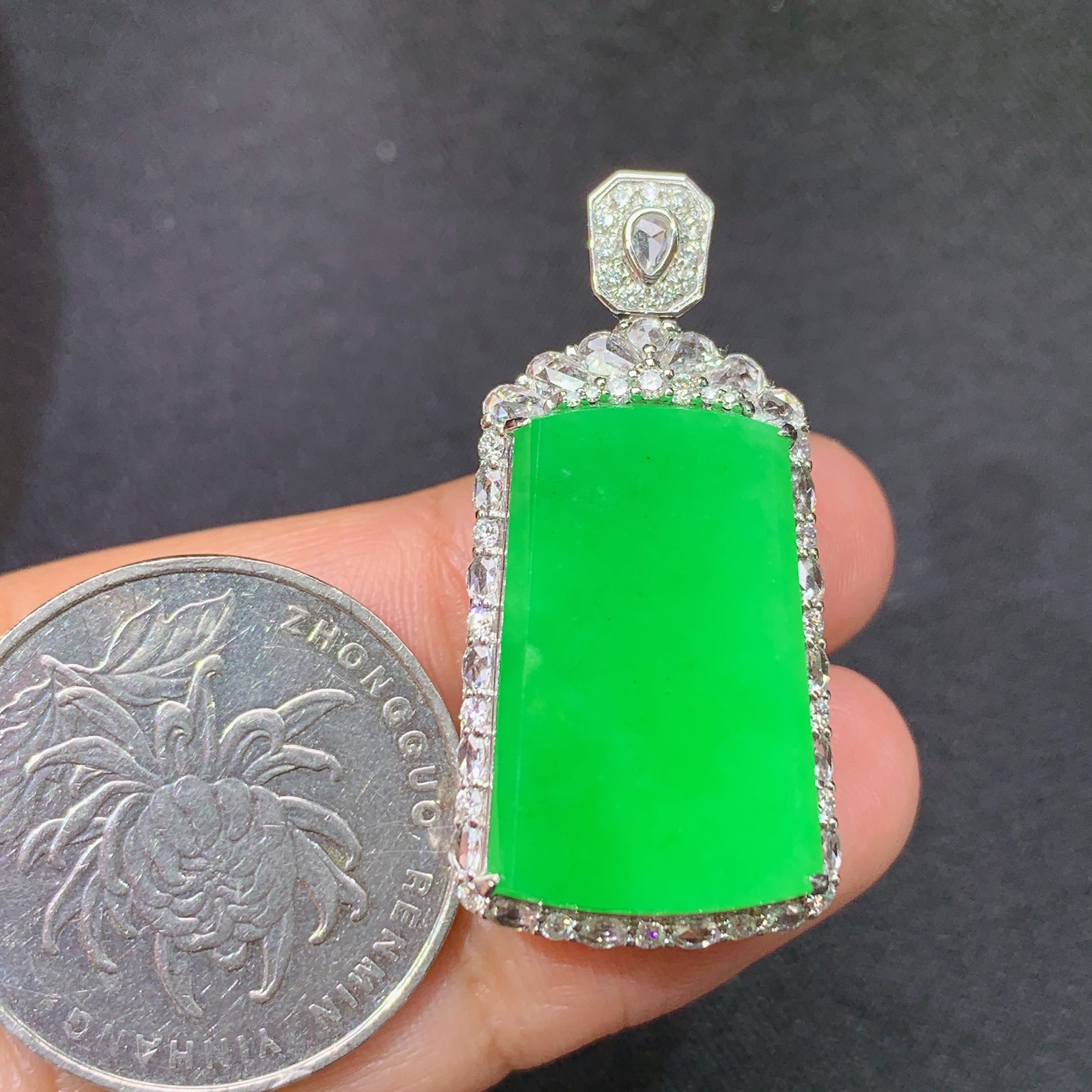 冰阳绿无事牌吊坠，18k金镶嵌，冰润色阳，种老水足，Ff 尺寸34.7*17.2*9.5