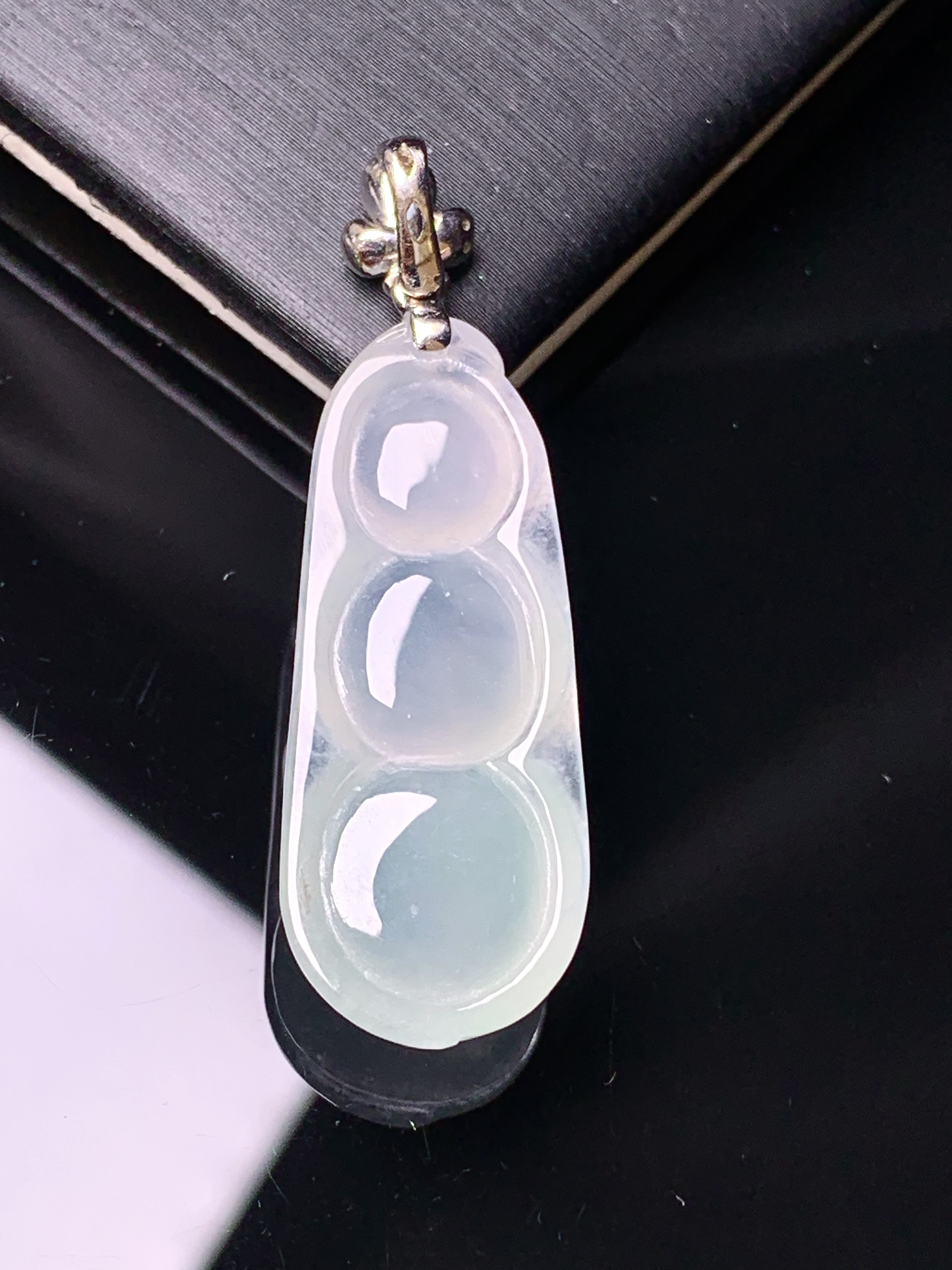 18k金镶嵌吊坠 玉质细腻 色泽艳丽清新 水润亮眼 整体尺寸38.2*12*6.2yz